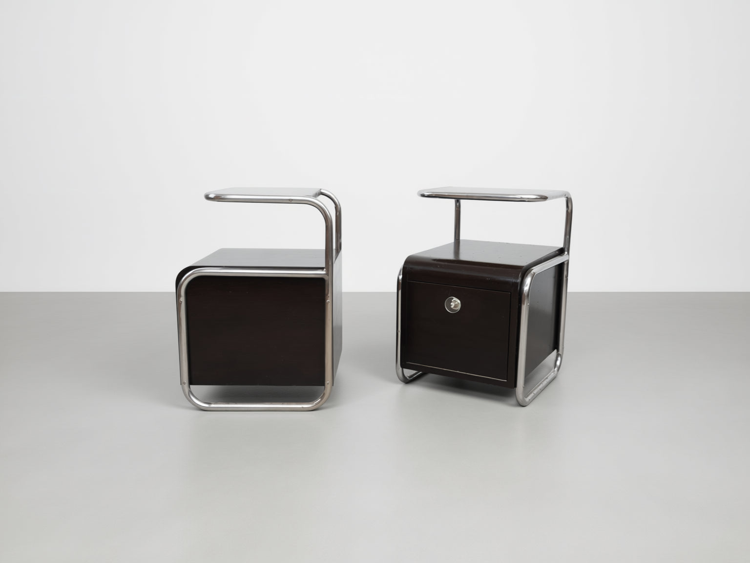 Set_of_2_Bauhaus_tubular_steel_night_stands_Hynek_Gottwald,_1930s