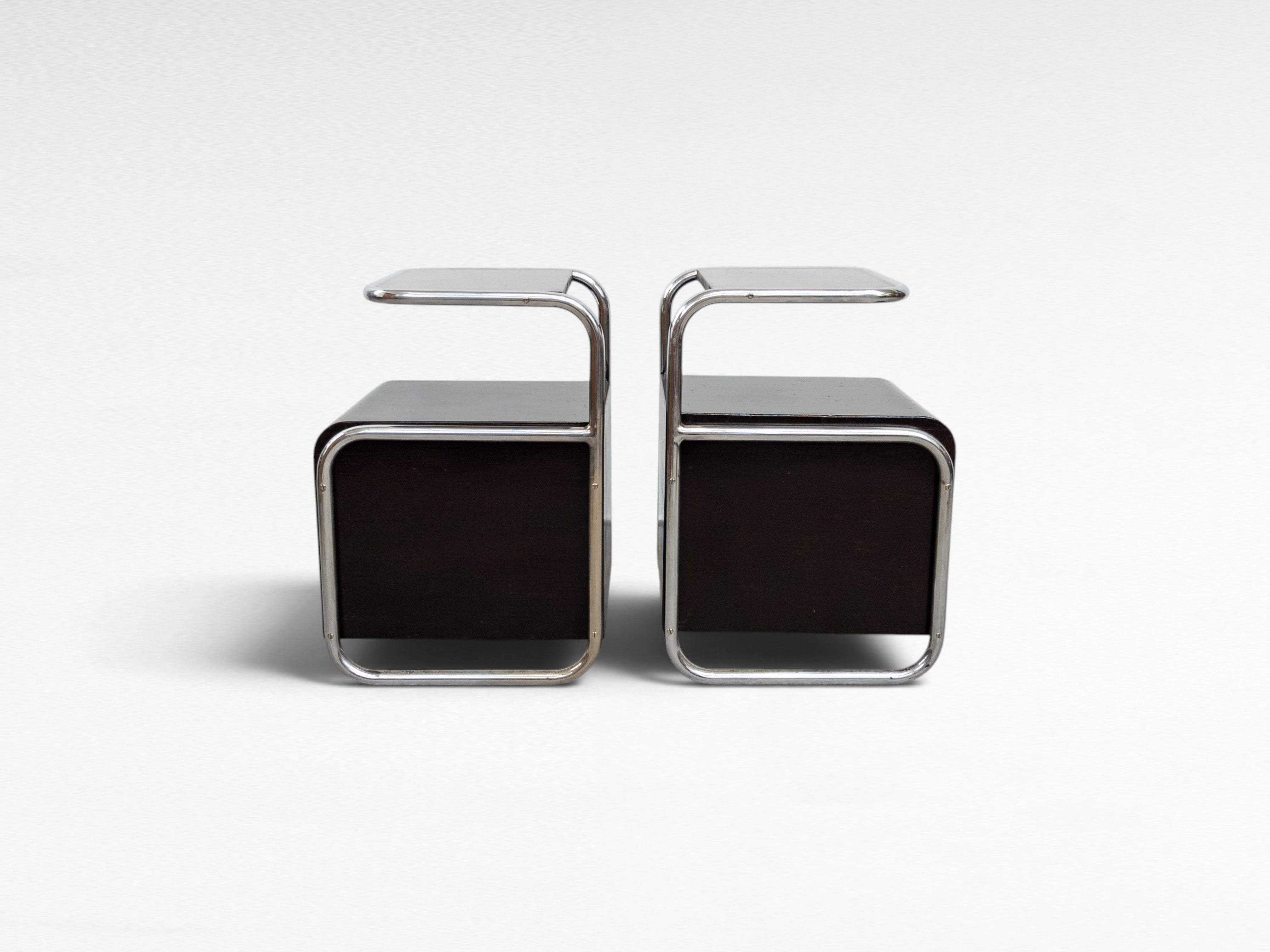 Set_of_2_Bauhaus_tubular_steel_night_stands_Hynek_Gottwald,_1930s