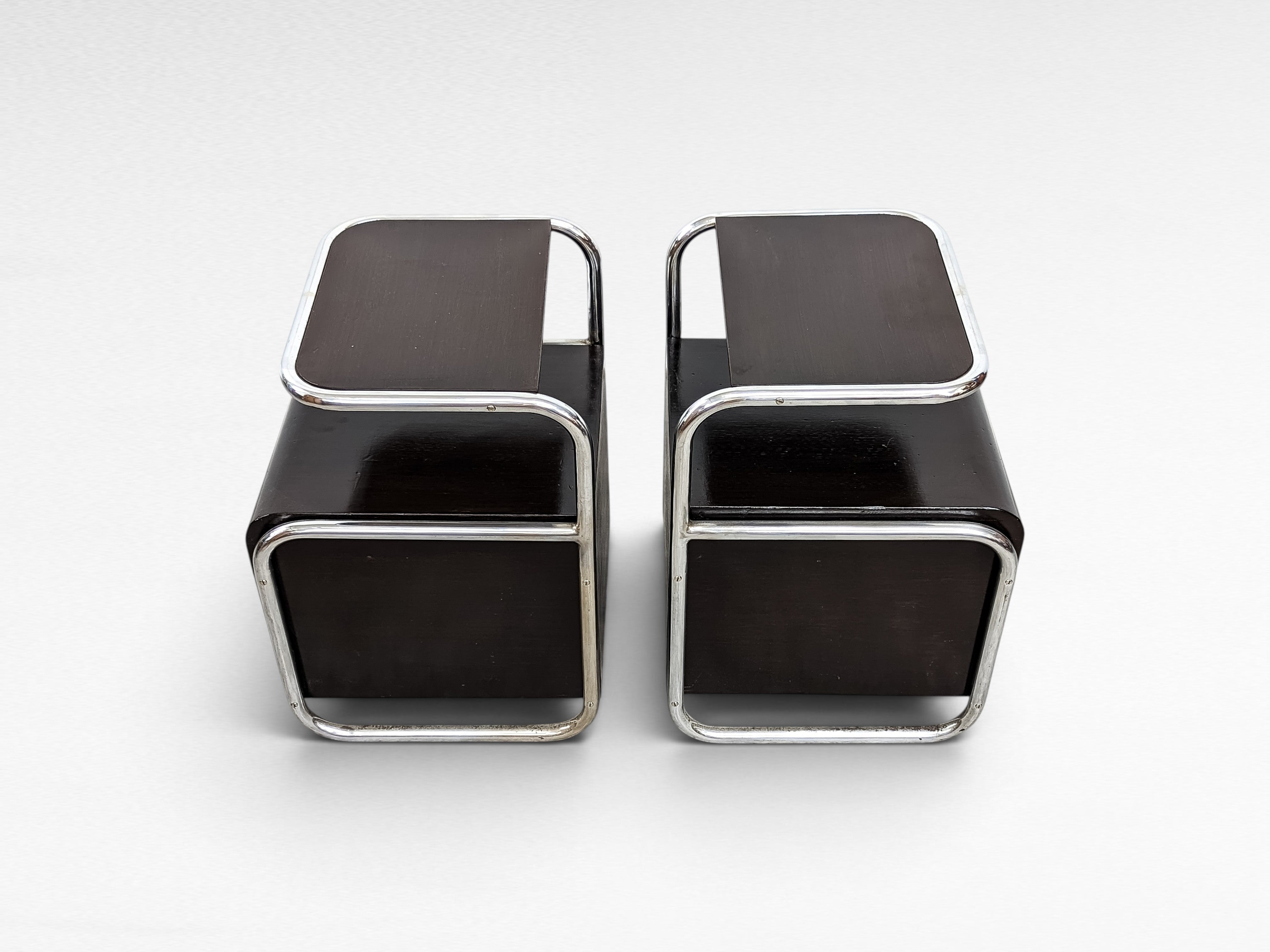 Set_of_2_Bauhaus_tubular_steel_night_stands_Hynek_Gottwald,_1930s