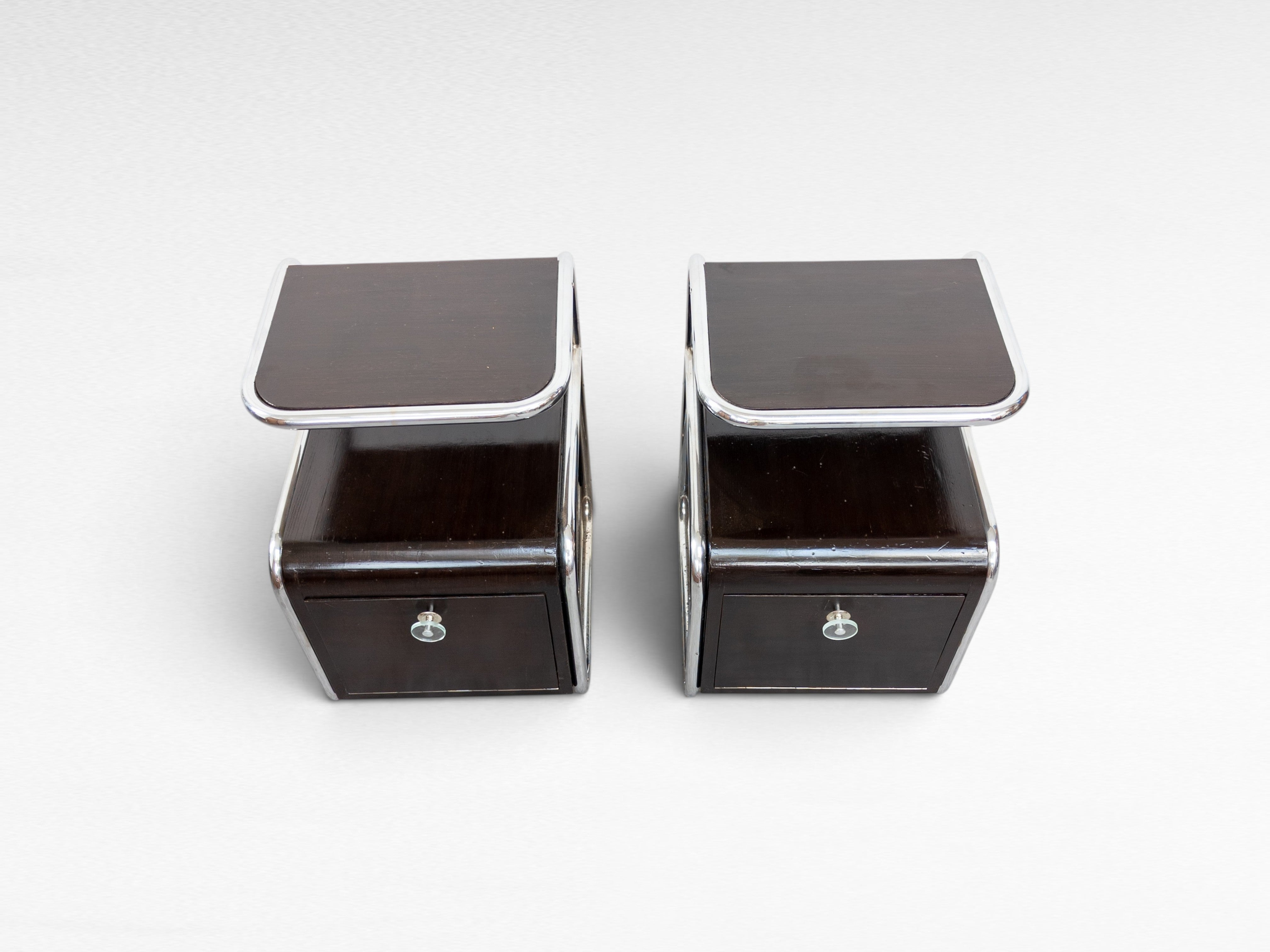 Set_of_2_Bauhaus_tubular_steel_night_stands_Hynek_Gottwald,_1930s