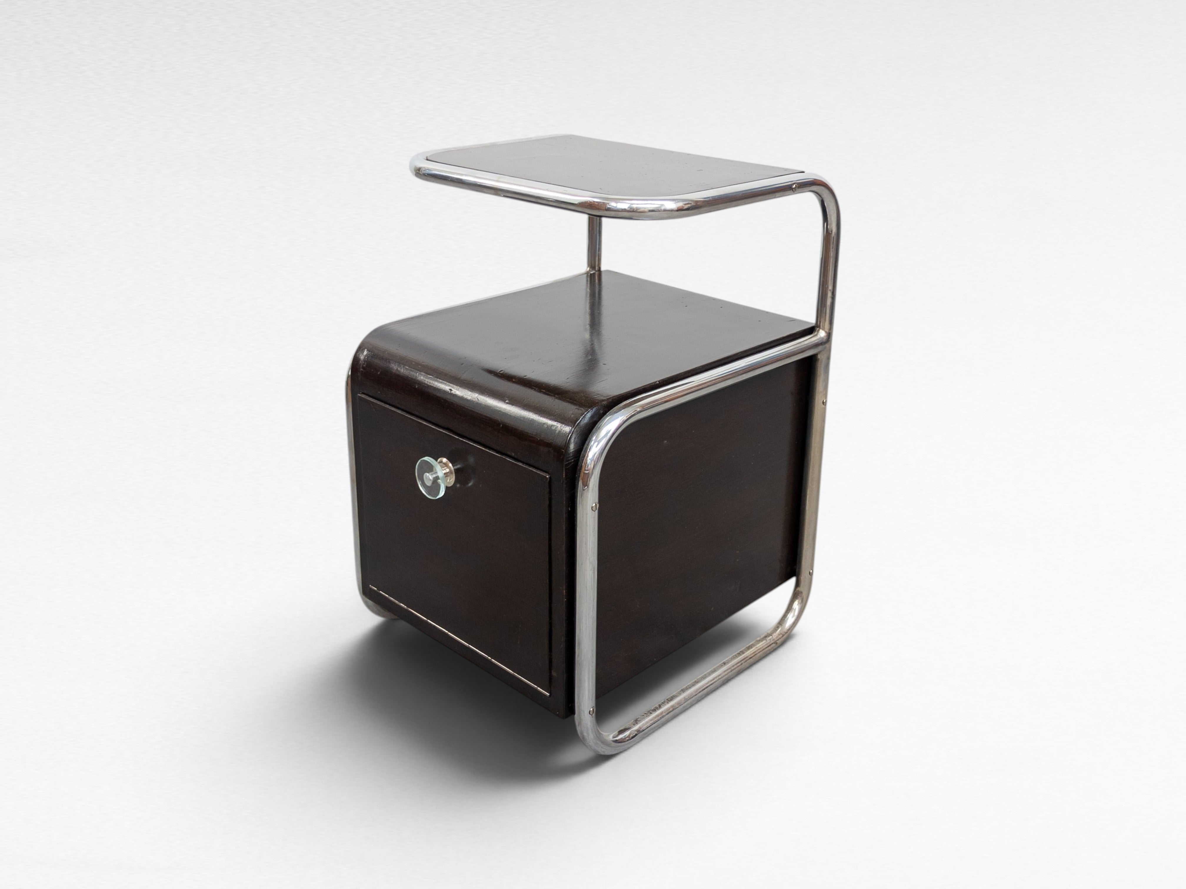 Set_of_2_Bauhaus_tubular_steel_night_stands_Hynek_Gottwald,_1930s