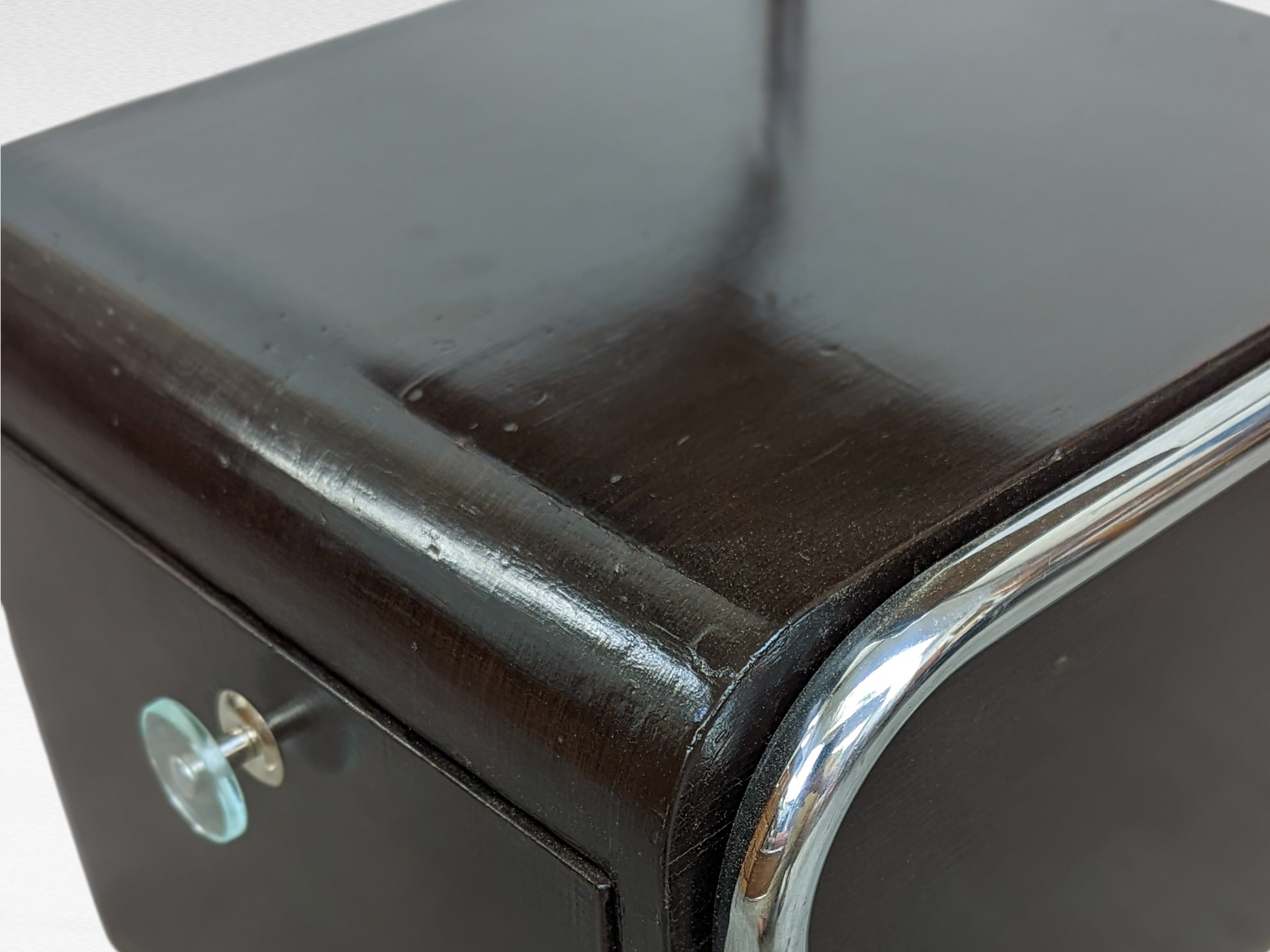 Set_of_2_Bauhaus_tubular_steel_night_stands_Hynek_Gottwald,_1930s