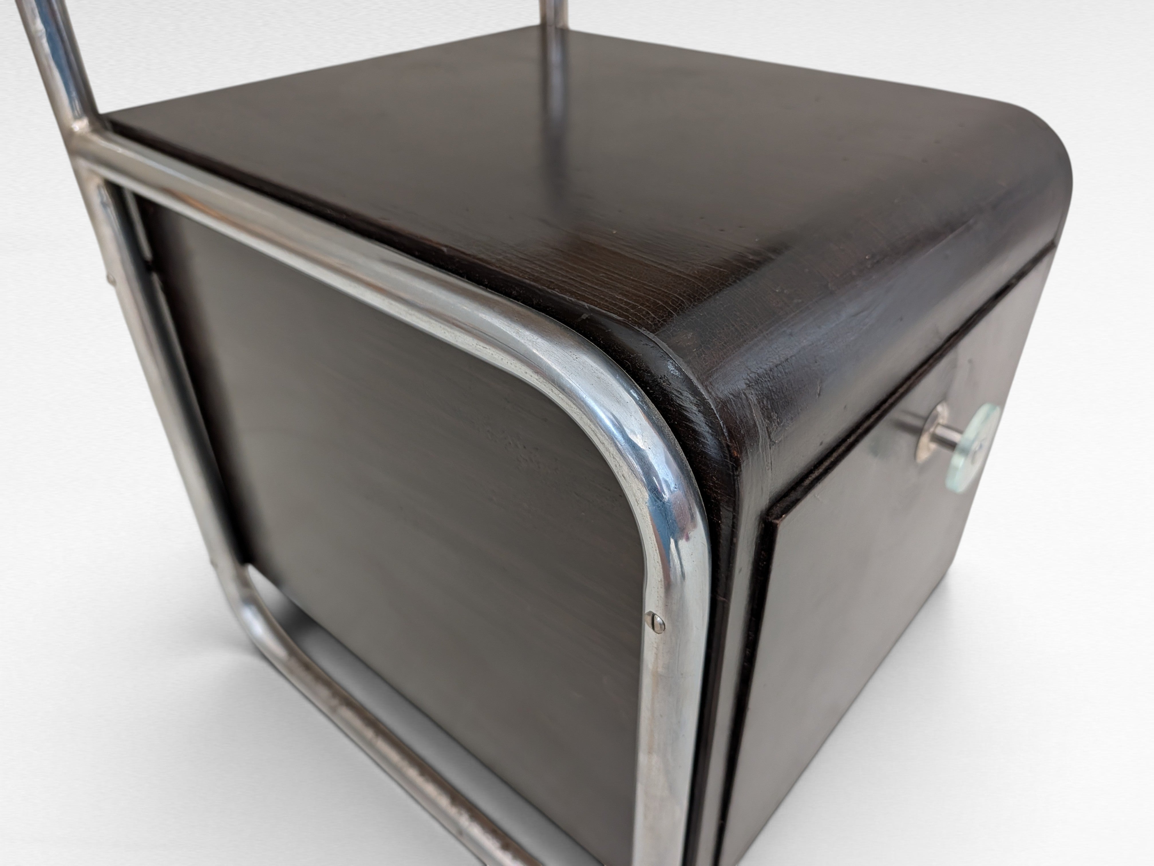 Set_of_2_Bauhaus_tubular_steel_night_stands_Hynek_Gottwald,_1930s