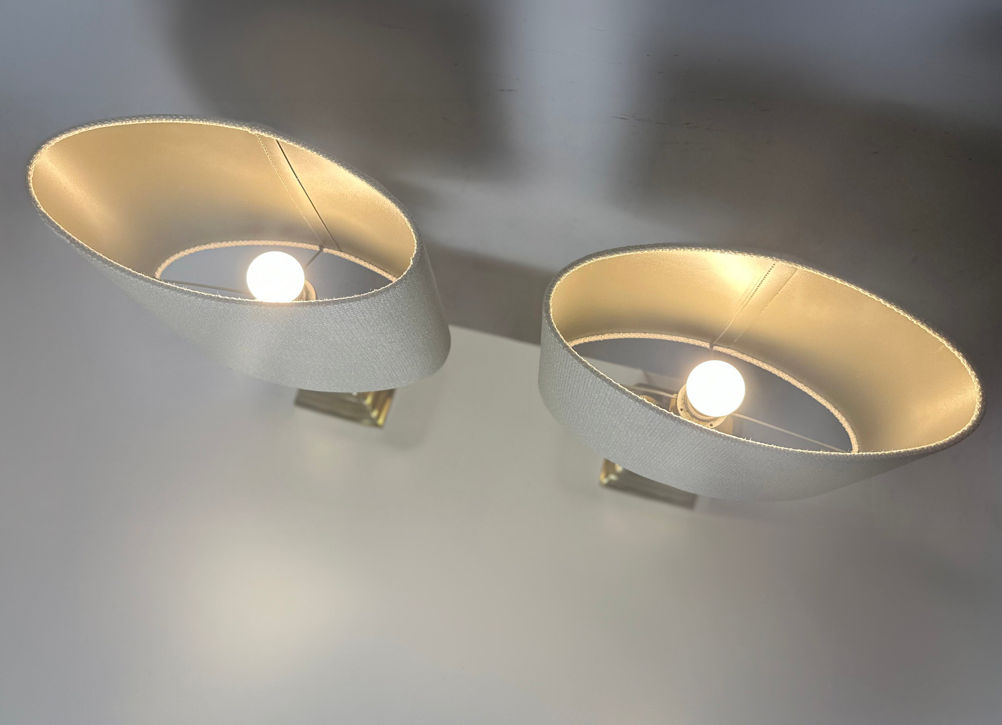 Set_of_2_Italian_Brass_Table_Lamps_with_Bouclé_Shades,_Mid_Century_Modern_Lighting,_1950s