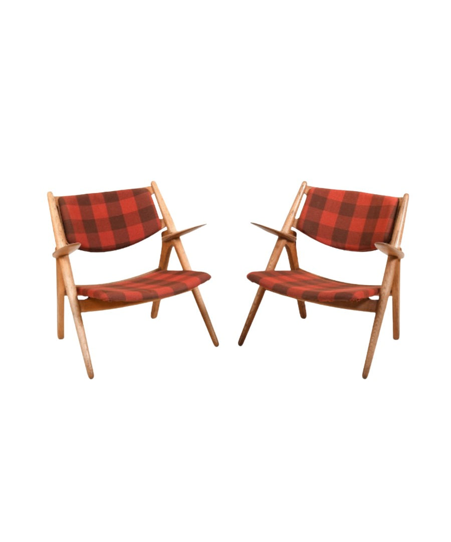 Set_of_2_CH-28_Oak_Easychairs_by_Hans_J._Wegner
