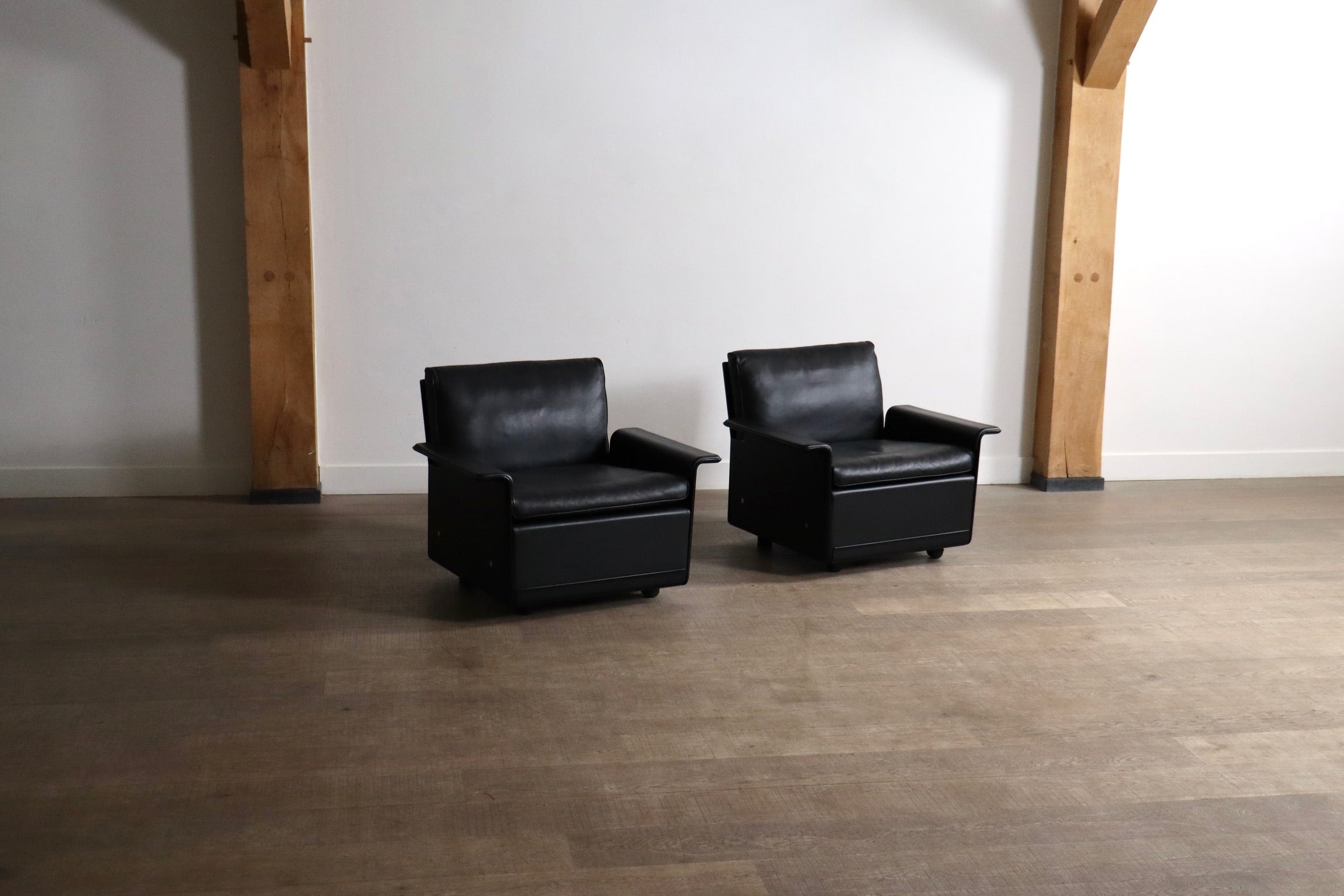 Set_of_2_Dieter_Rams_Model_620_Lounge_Chairs_in_Black_Leather_for_Vitsœ,_1980s