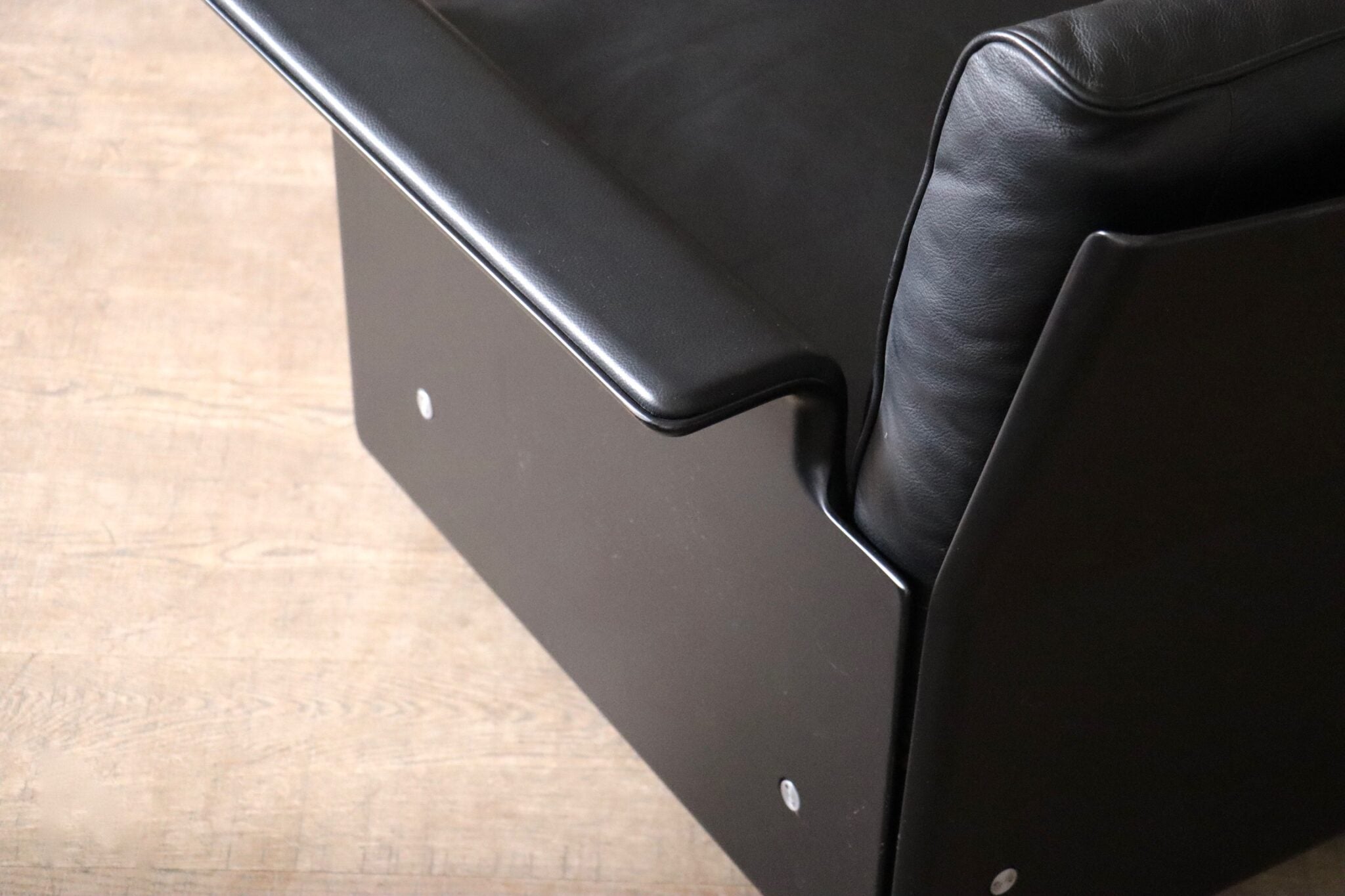 Set_of_2_Dieter_Rams_Model_620_Lounge_Chairs_in_Black_Leather_for_Vitsœ,_1980s