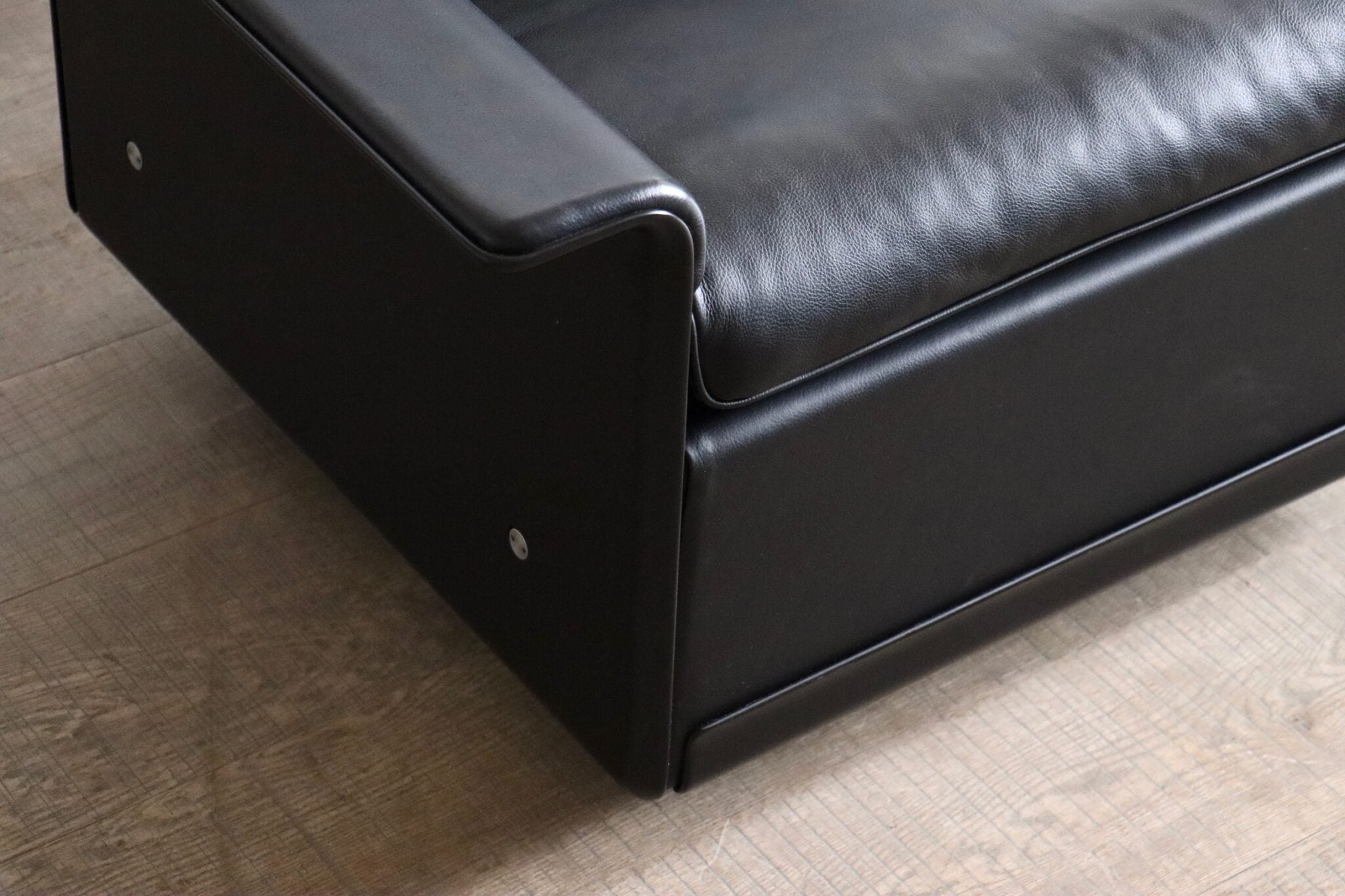 Set_of_2_Dieter_Rams_Model_620_Lounge_Chairs_in_Black_Leather_for_Vitsœ,_1980s