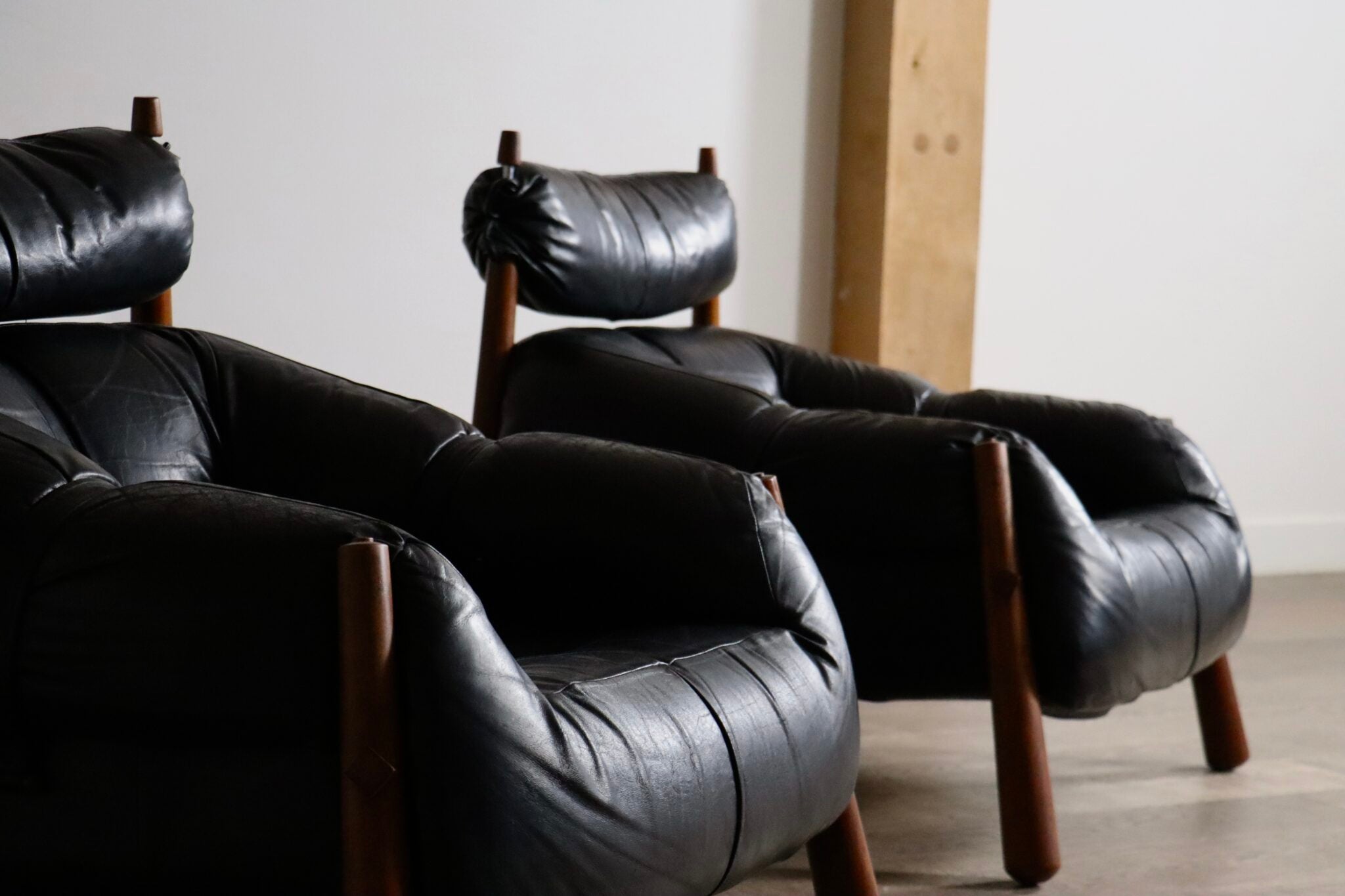 Set_of_2_Lounge_Chairs_MP-81_with_Ottoman_by_Percival_Lafer_1970s_Brazil