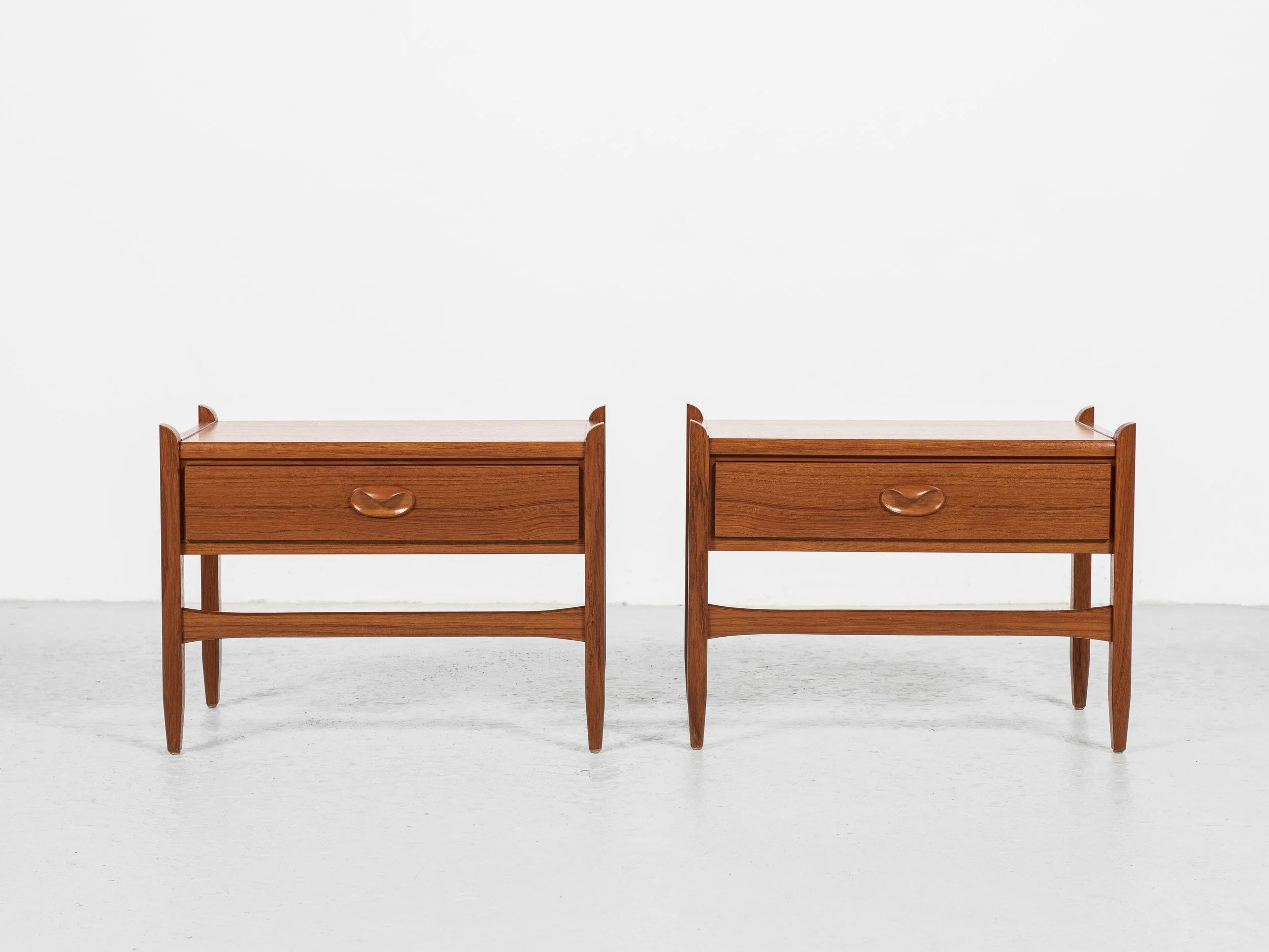 Set_of_2_Midcentury_night_stands_in_teak_1960s