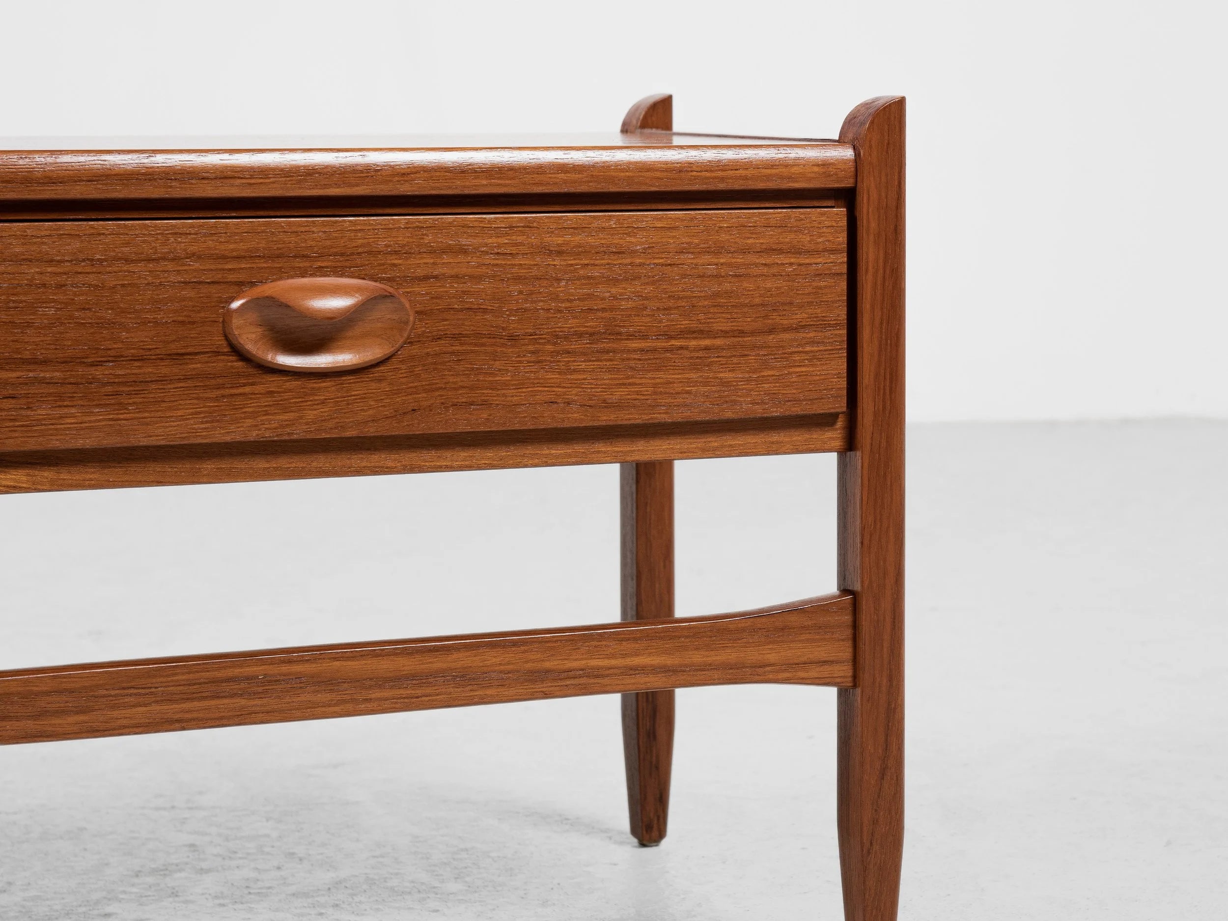 Set_of_2_Midcentury_night_stands_in_teak_1960s