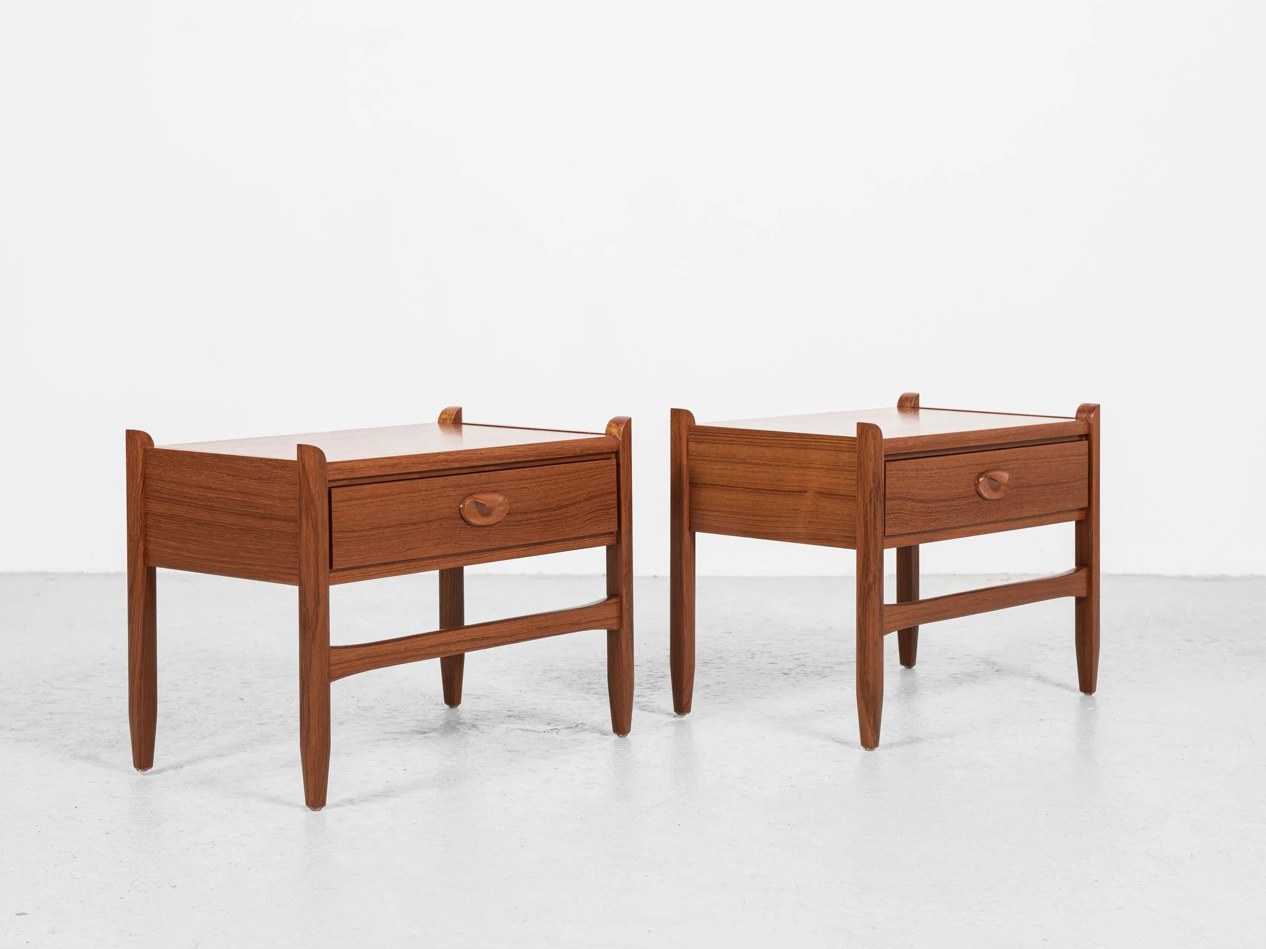 Set_of_2_Midcentury_night_stands_in_teak_1960s