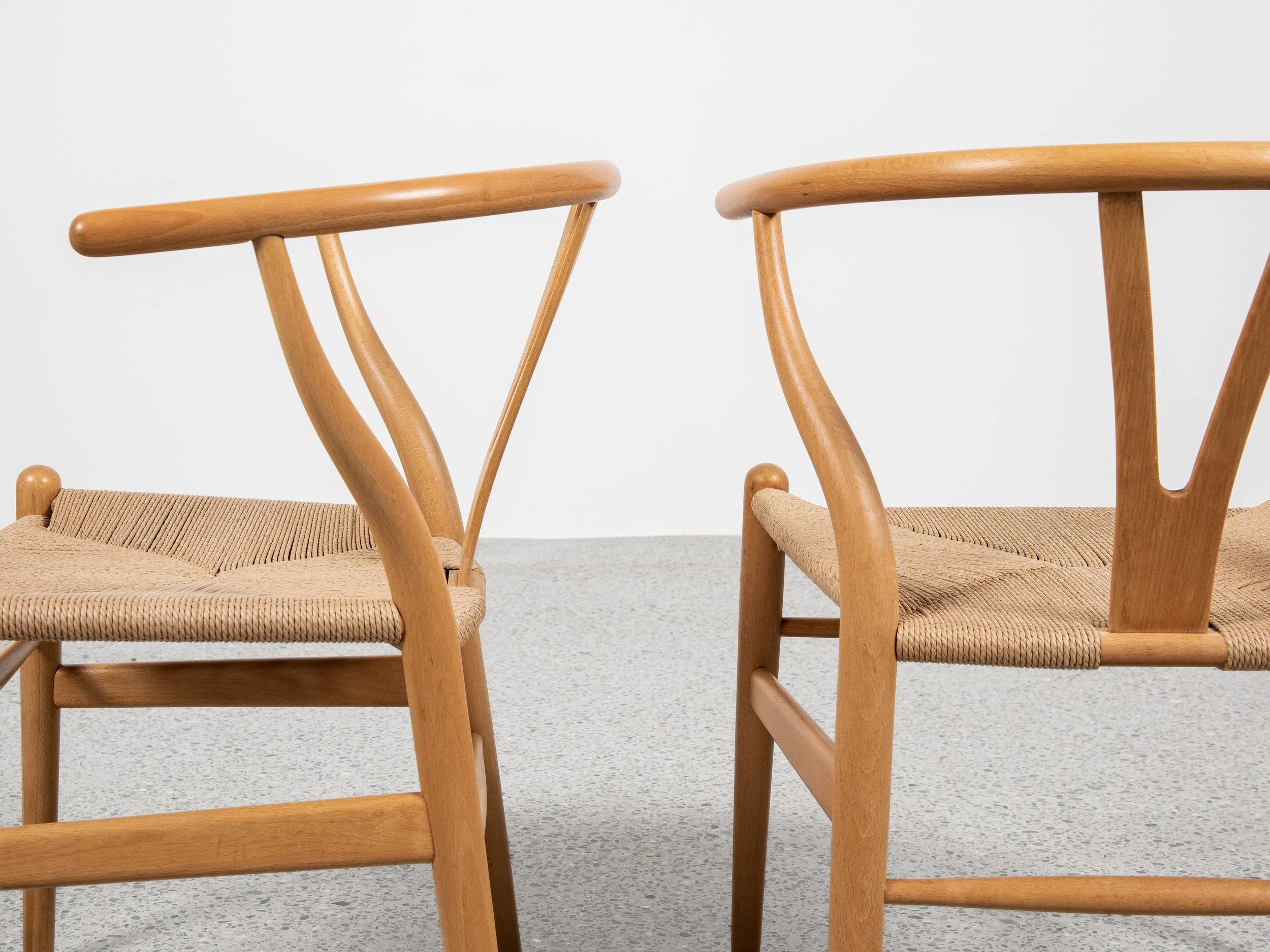 Set_of_2_Midcentury_original_Wishbone_Chairs_by_Hans_Wegner_for_Carl_Hansen_&_Søn