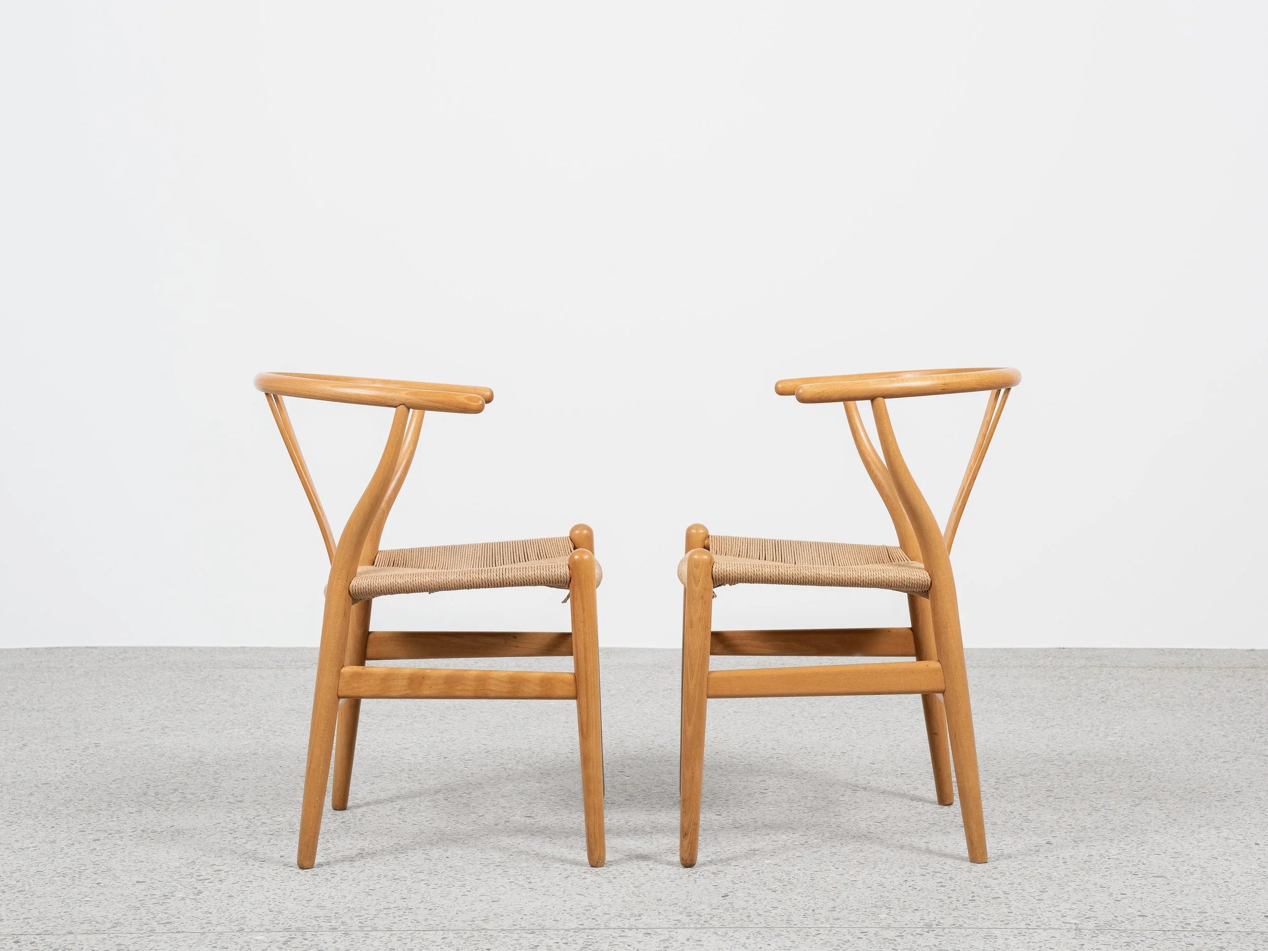 Set_of_2_Midcentury_original_Wishbone_Chairs_by_Hans_Wegner_for_Carl_Hansen_&_Søn