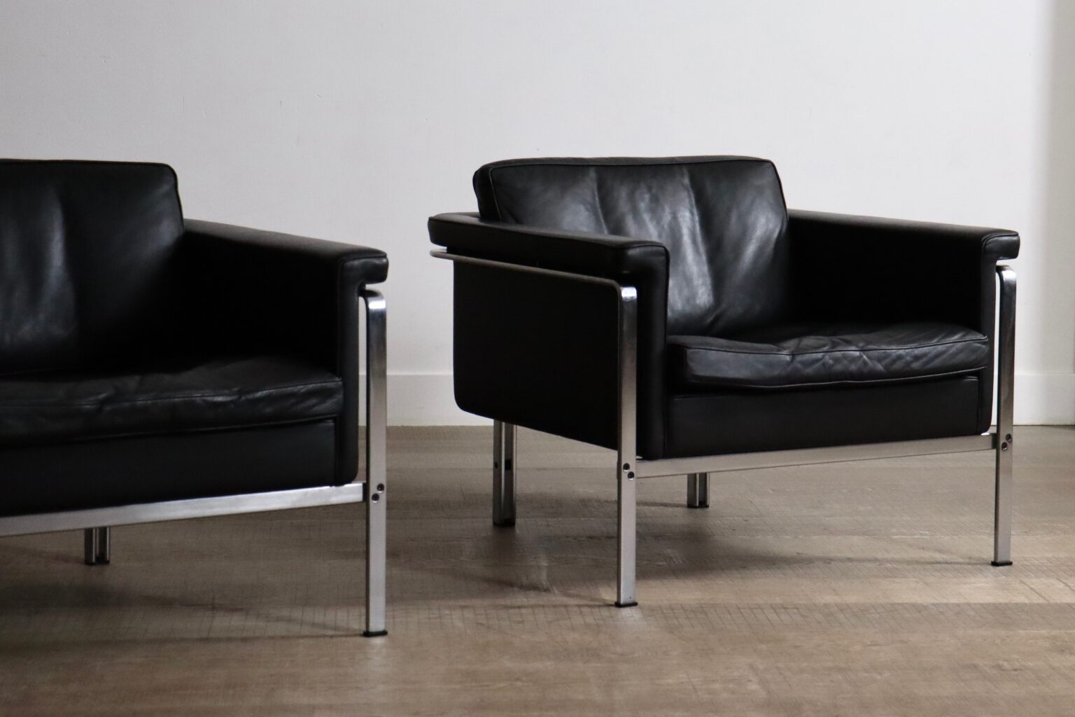 Set_of_2_Model_6912_Lounge_Chairs_by_Horst_Brüning_for_Kill_International,_Black_Leather,_Germany,_1967