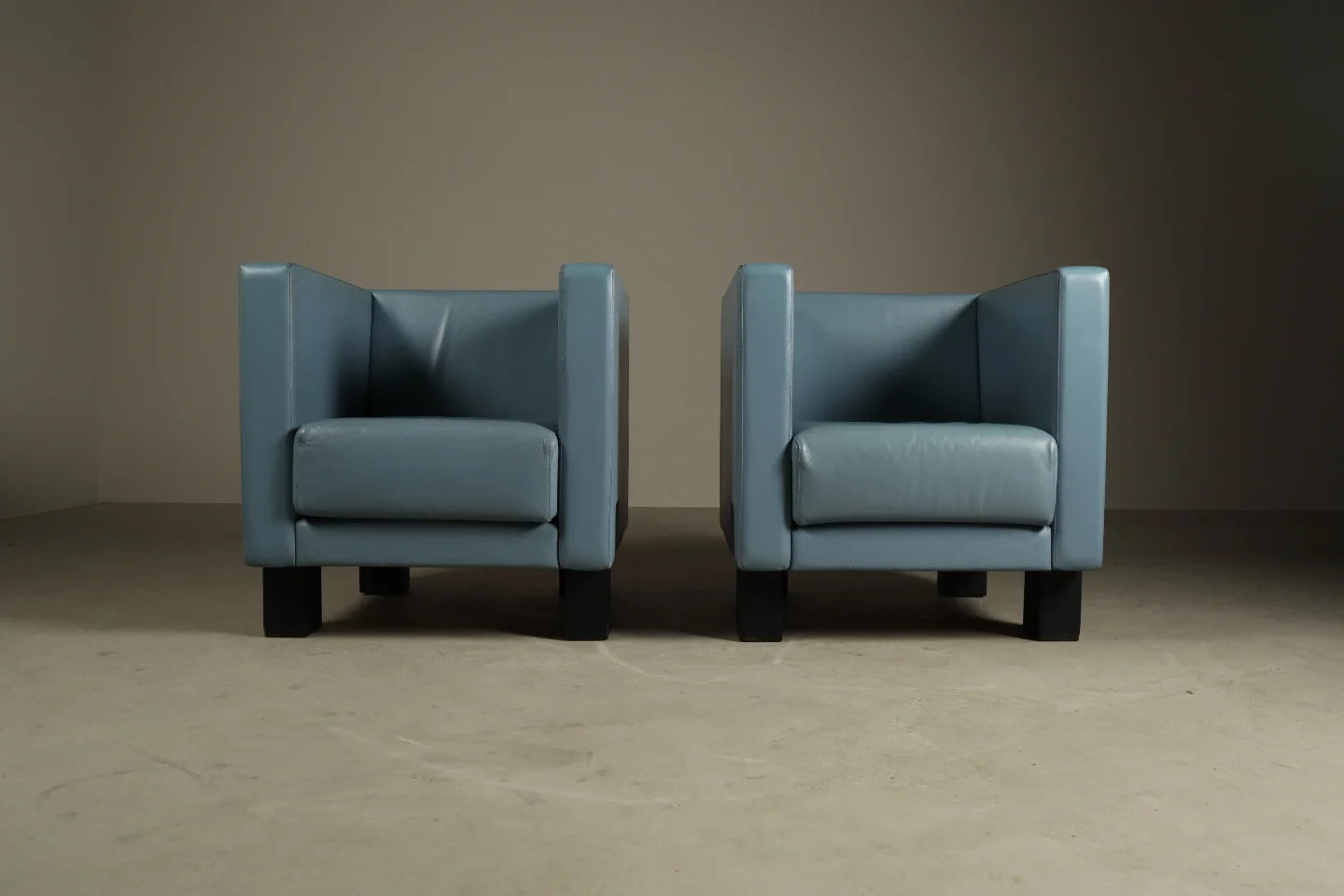 Set_of_2_Moji_Armchairs_by_Shigeru_Uchida_for_Poltrona_Frau