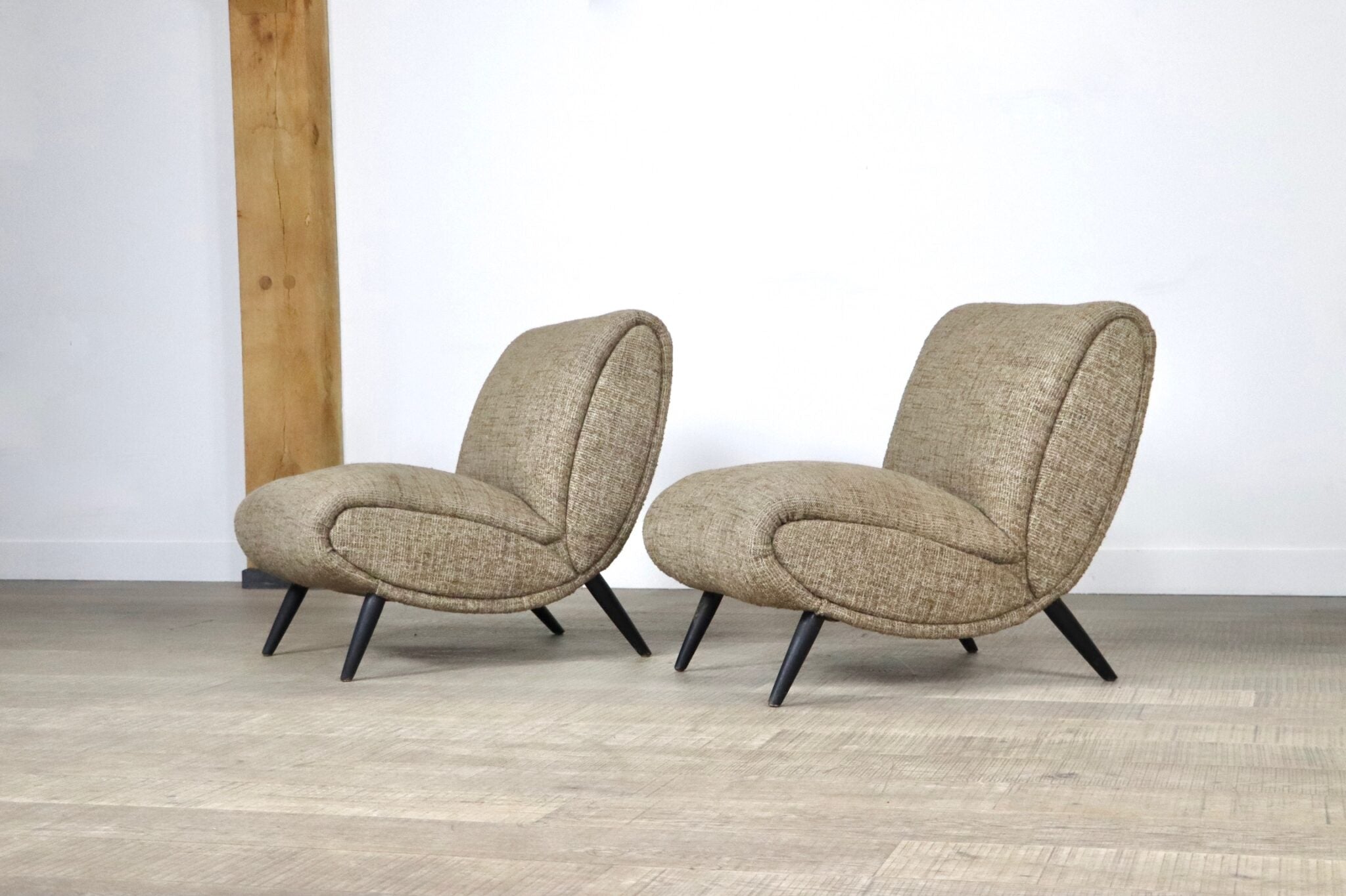 Set_of_2_Norman_Bel_Geddes_lounge_chairs_in_birch_wood_&_original_wool_fabric,_1950s