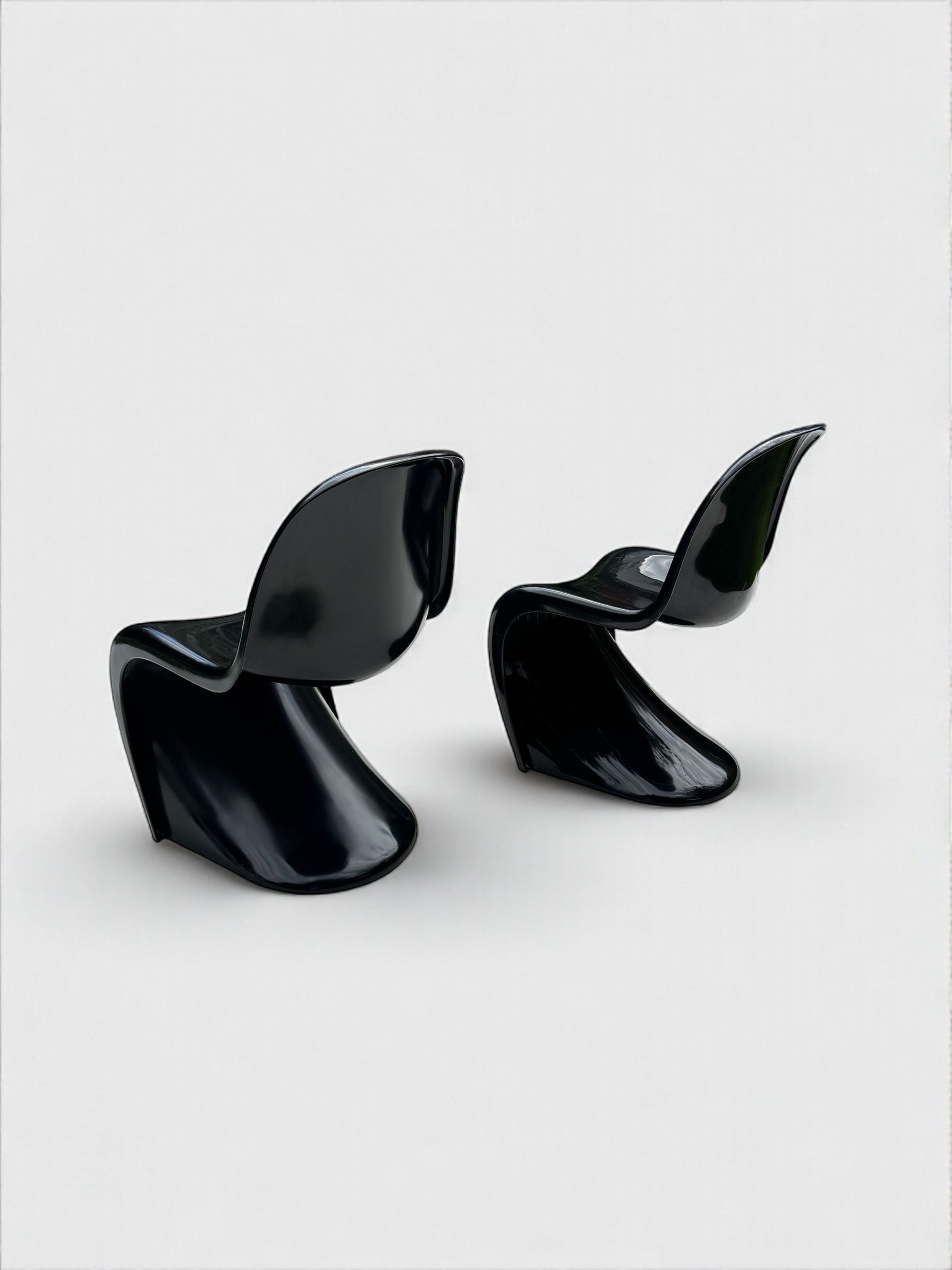 Set_of_2_Panton_Verner_Fibreglass_S_Chairs_in_Black_for_Herman_Miller,_W._Germany_1971