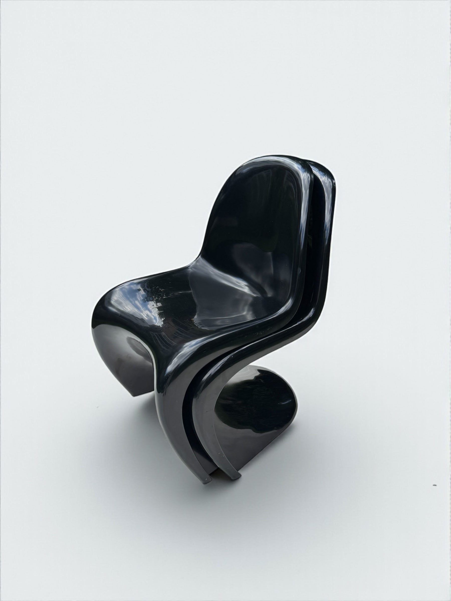 Set_of_2_Panton_Verner_Fibreglass_S_Chairs_in_Black_for_Herman_Miller,_W._Germany_1971