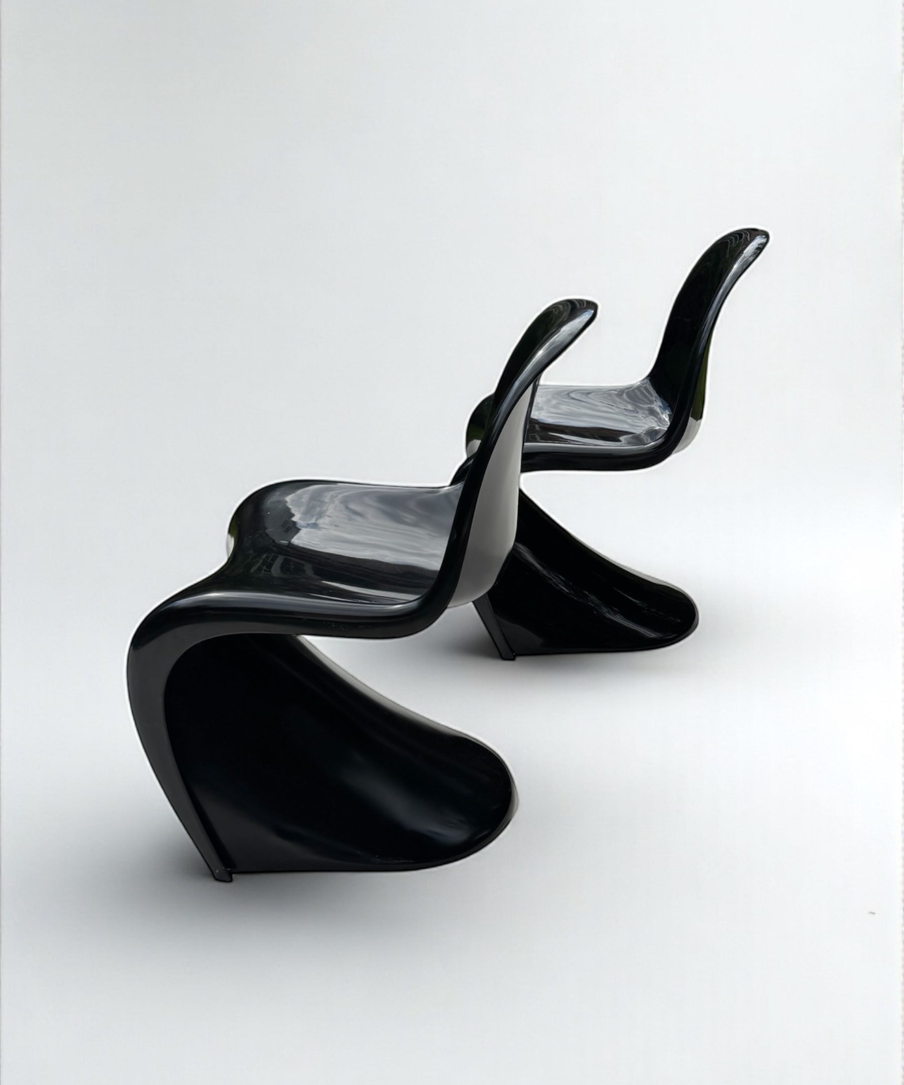 Set_of_2_Panton_Verner_Fibreglass_S_Chairs_in_Black_for_Herman_Miller,_W._Germany_1971