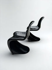 Set_of_2_Panton_Verner_Fibreglass_S_Chairs_in_Black_for_Herman_Miller,_W._Germany_1971