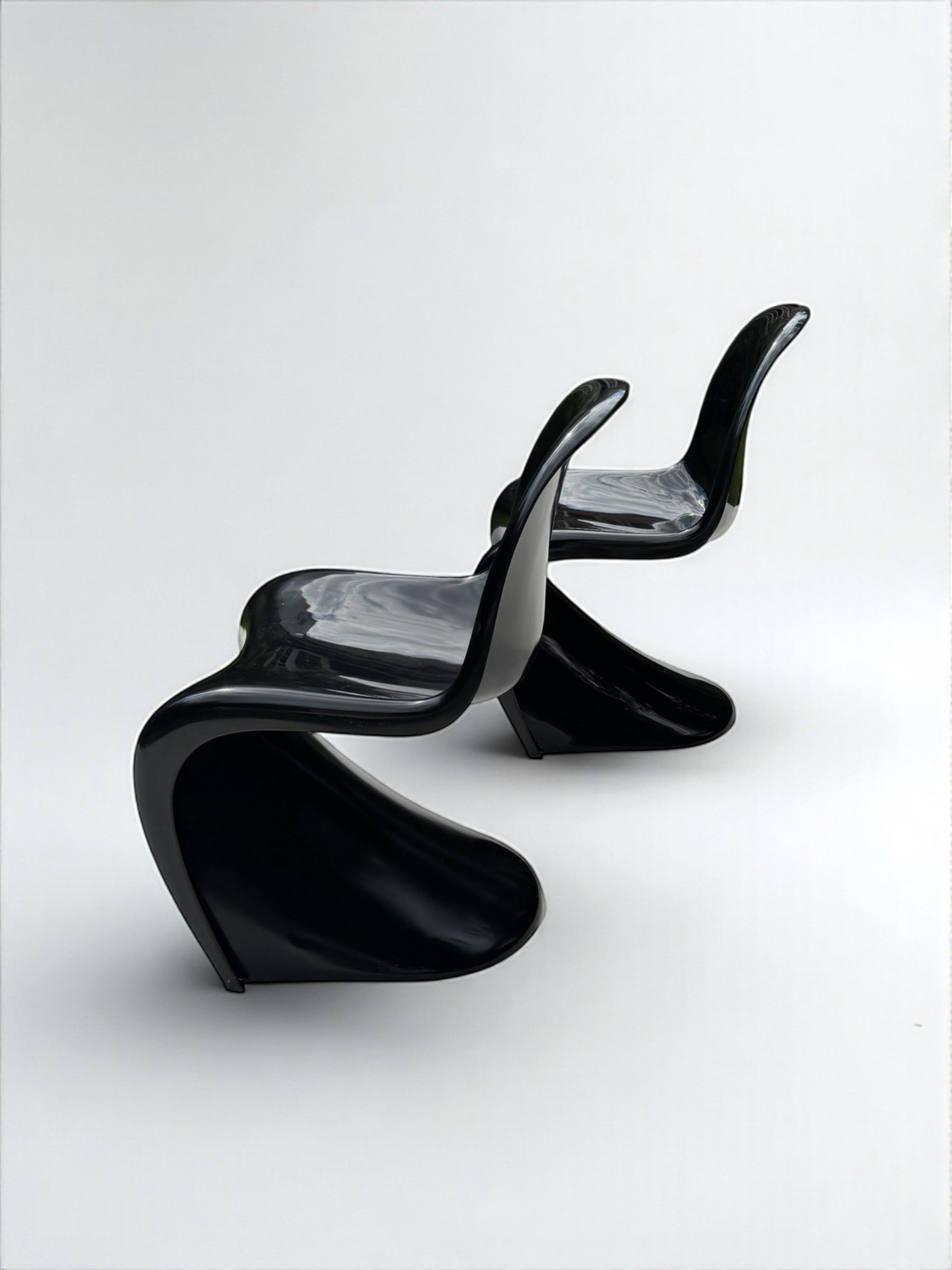 Set_of_2_Panton_Verner_Fibreglass_S_Chairs_in_Black_for_Herman_Miller,_W._Germany_1971