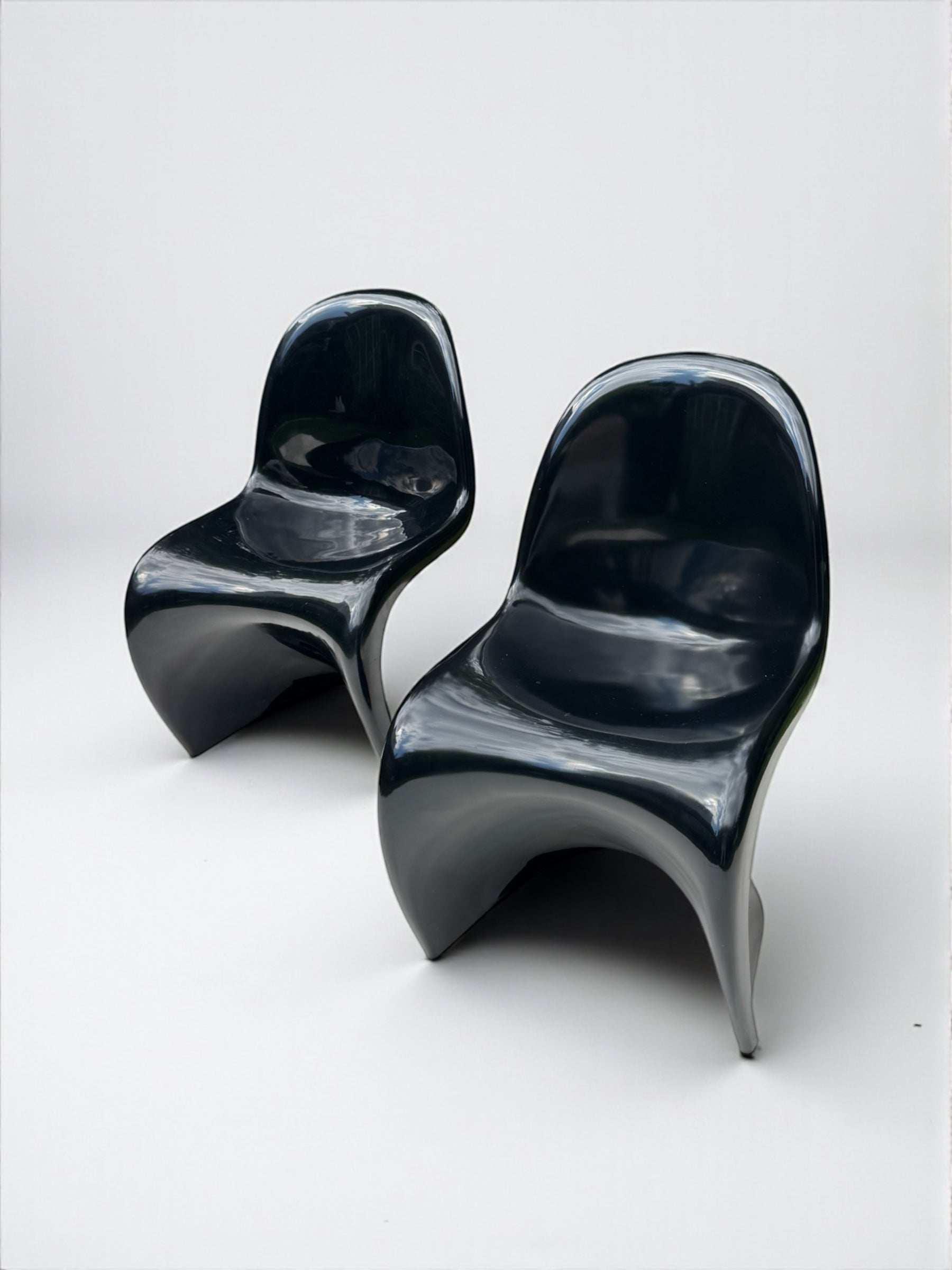 Set_of_2_Panton_Verner_Fibreglass_S_Chairs_in_Black_for_Herman_Miller,_W._Germany_1971