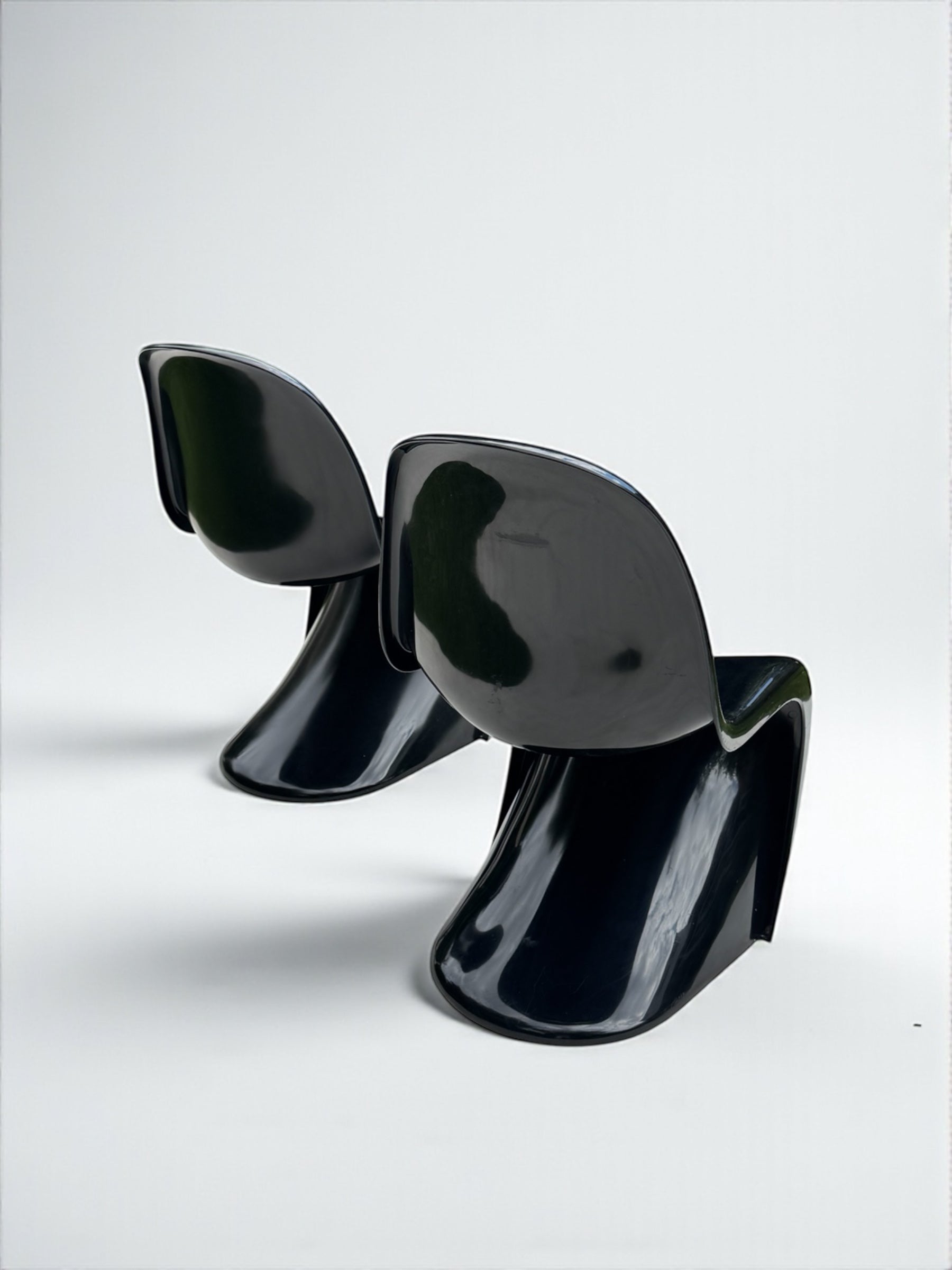 Set_of_2_Panton_Verner_Fibreglass_S_Chairs_in_Black_for_Herman_Miller,_W._Germany_1971