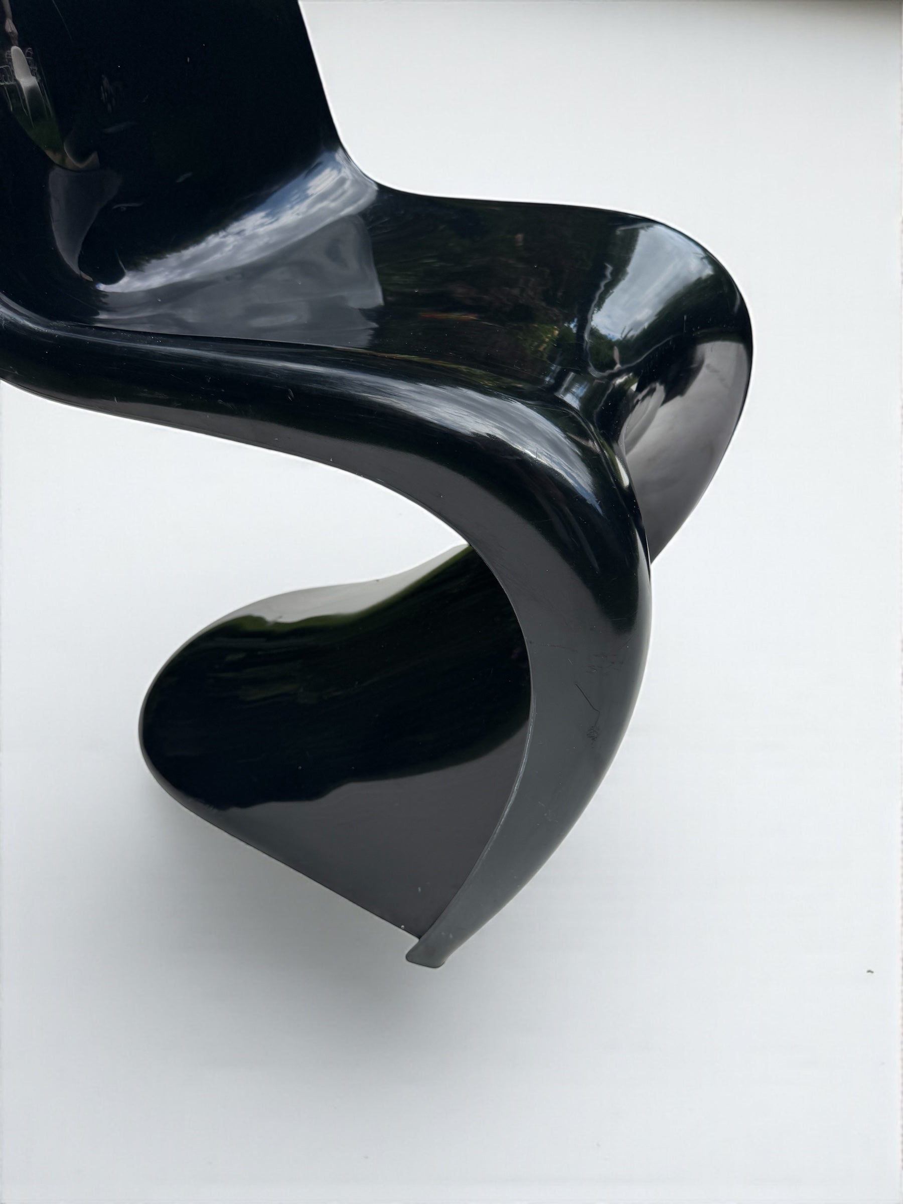 Set_of_2_Panton_Verner_Fibreglass_S_Chairs_in_Black_for_Herman_Miller,_W._Germany_1971