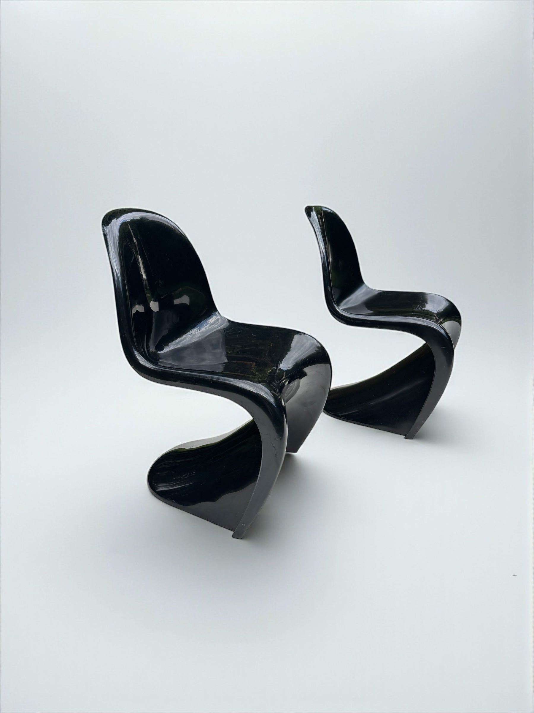 Set_of_2_Panton_Verner_Fibreglass_S_Chairs_in_Black_for_Herman_Miller,_W._Germany_1971