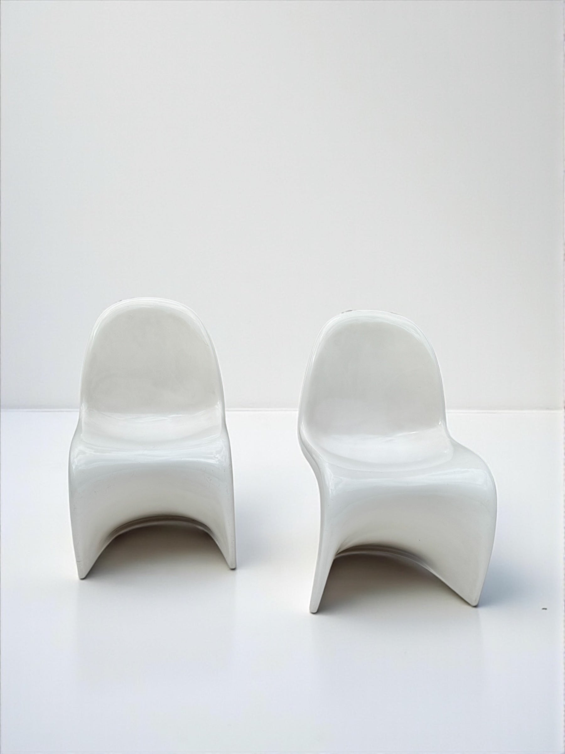 Set_of_2_Panton_Verner_Fibreglass_S_Chairs_in_White_for_Herman_Miller,_W._Germany_1973