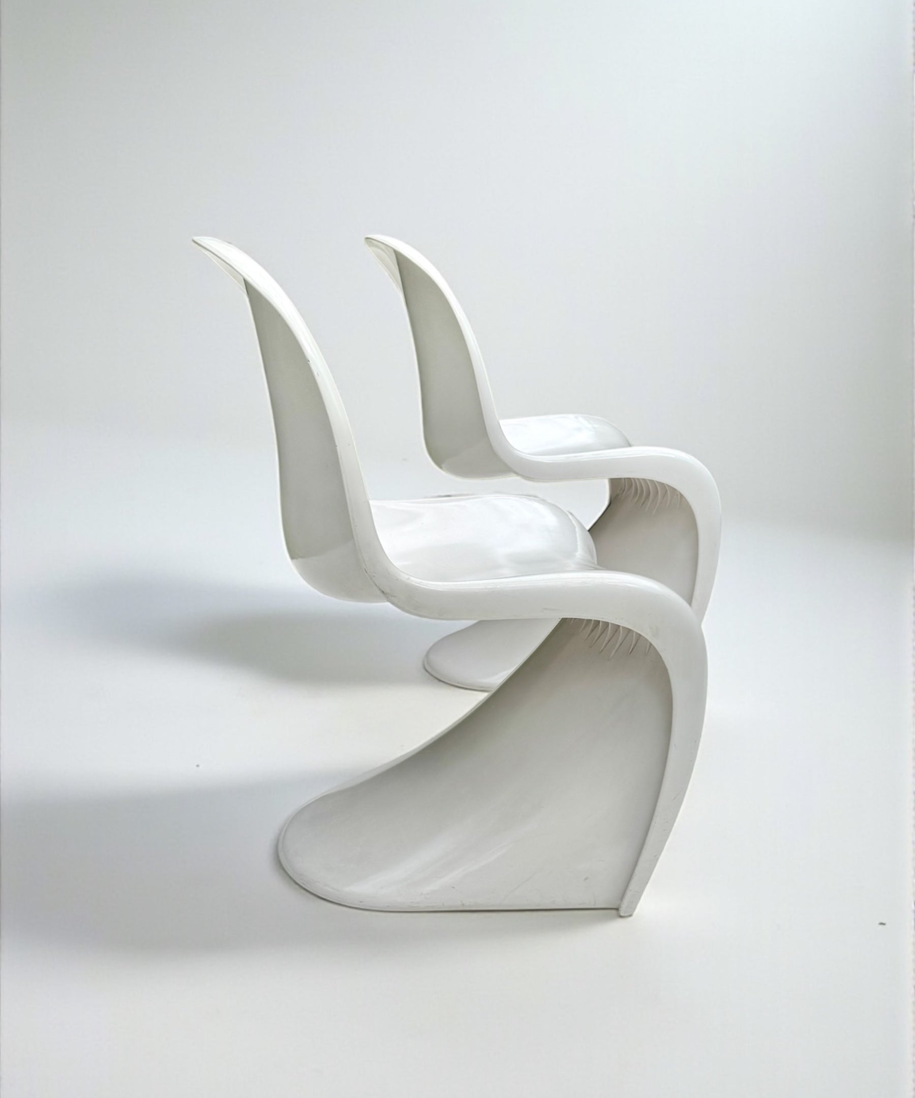 Set_of_2_Panton_Verner_Fibreglass_S_Chairs_in_White_for_Herman_Miller,_W._Germany_1973