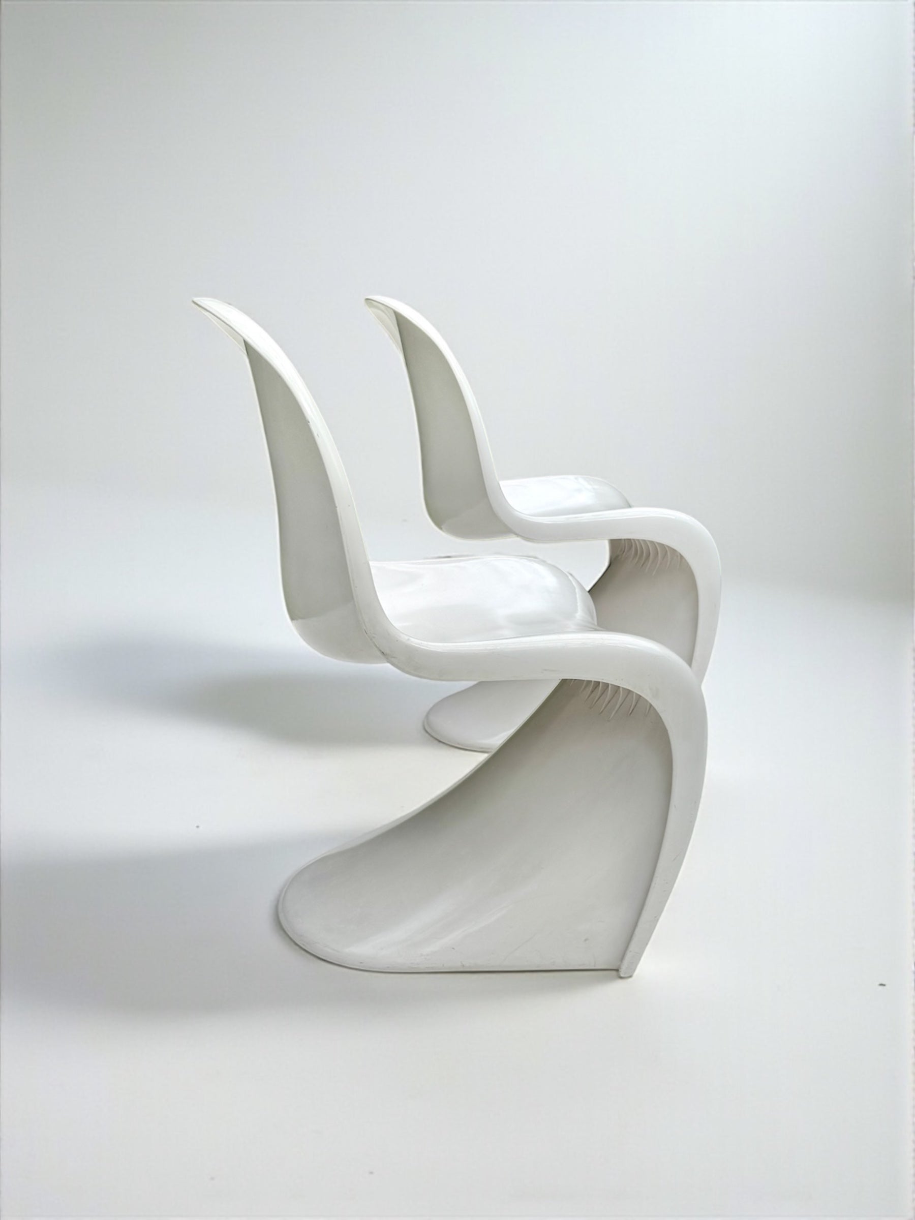 Set_of_2_Panton_Verner_Fibreglass_S_Chairs_in_White_for_Herman_Miller,_W._Germany_1973