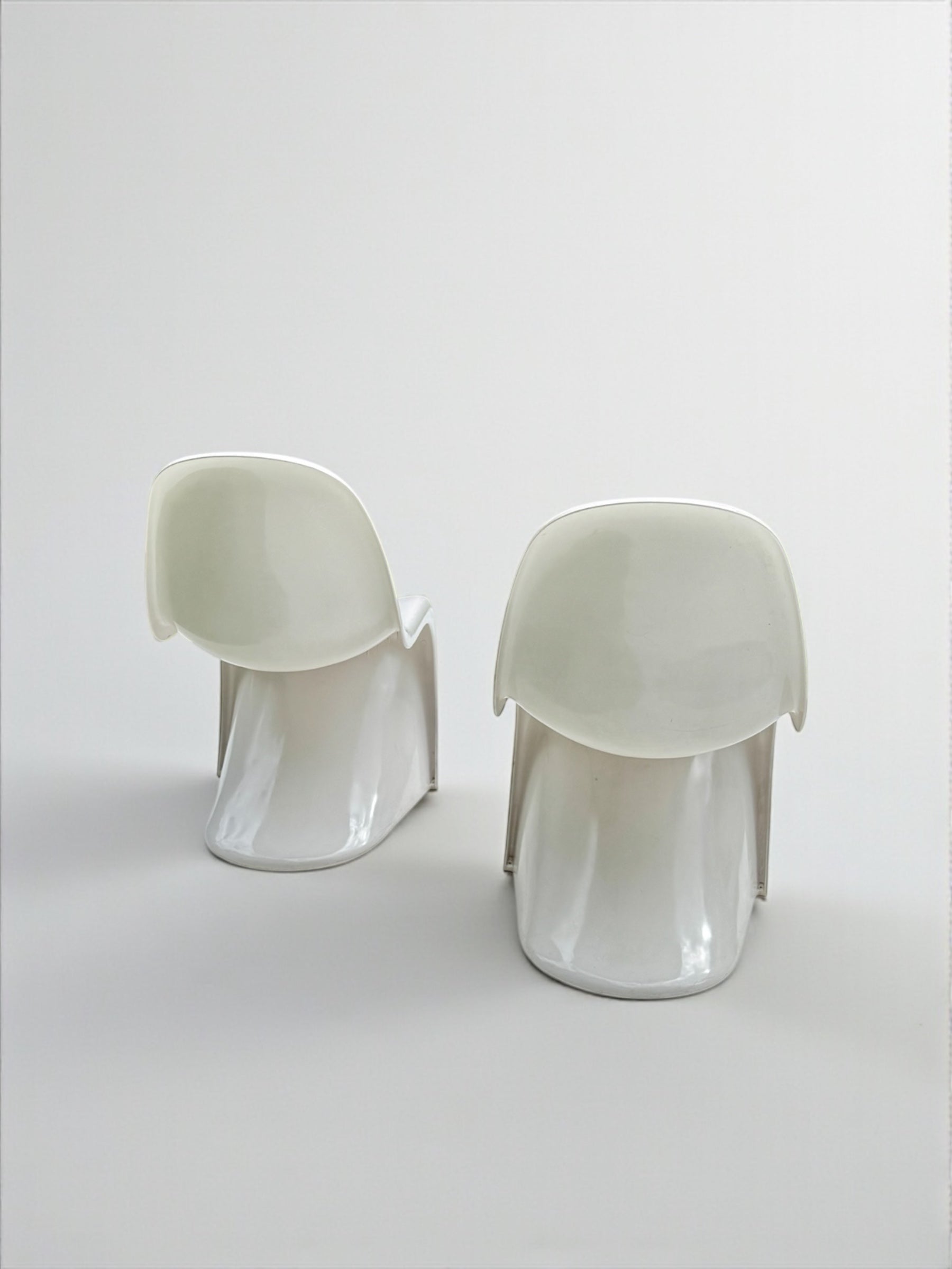 Set_of_2_Panton_Verner_Fibreglass_S_Chairs_in_White_for_Herman_Miller,_W._Germany_1973