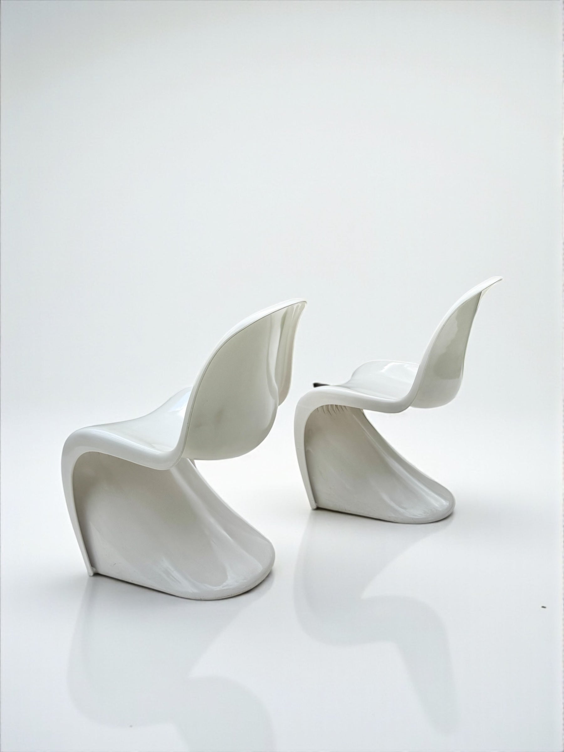 Set_of_2_Panton_Verner_Fibreglass_S_Chairs_in_White_for_Herman_Miller,_W._Germany_1973