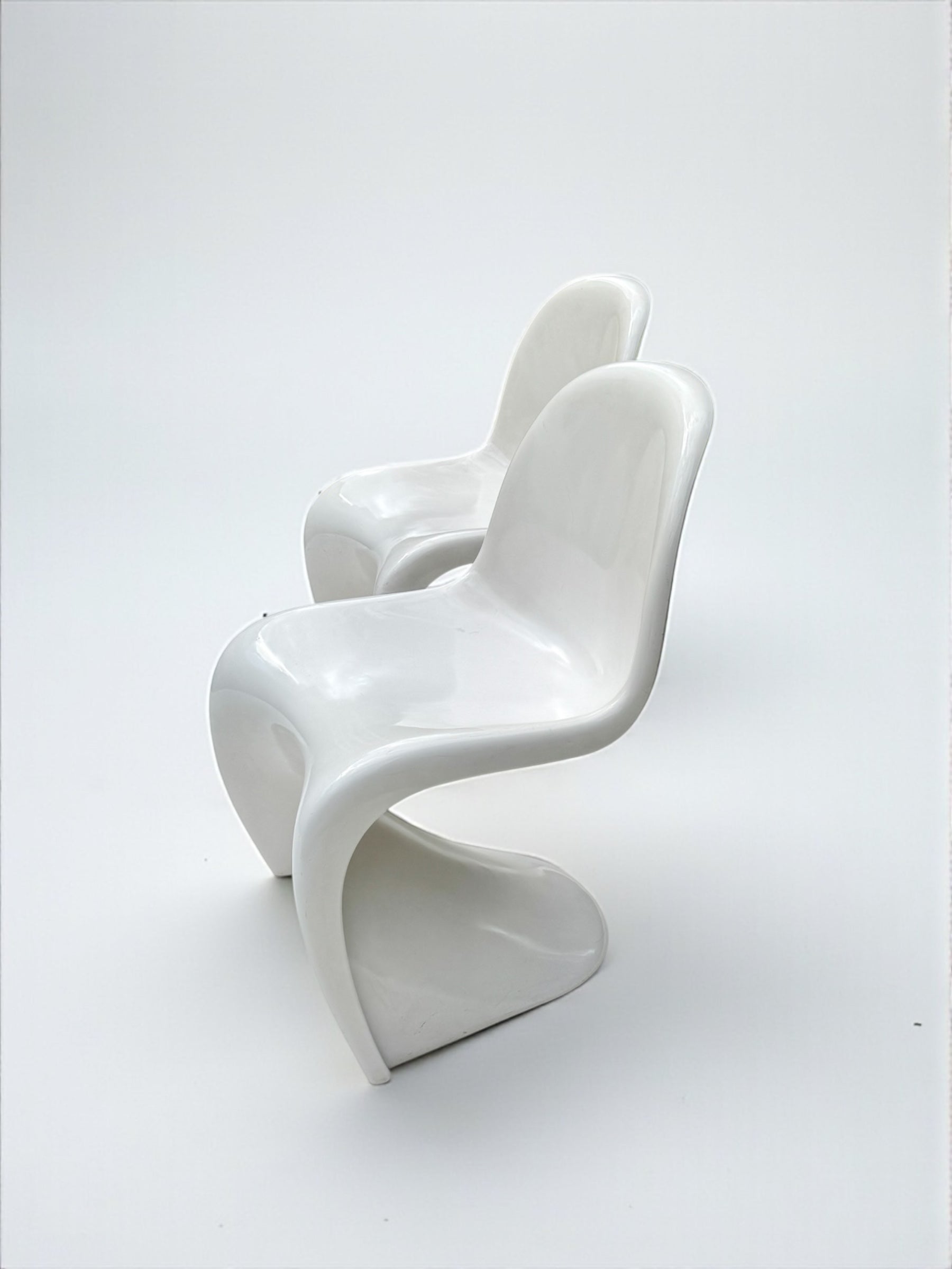 Set_of_2_Panton_Verner_Fibreglass_S_Chairs_in_White_for_Herman_Miller,_W._Germany_1973