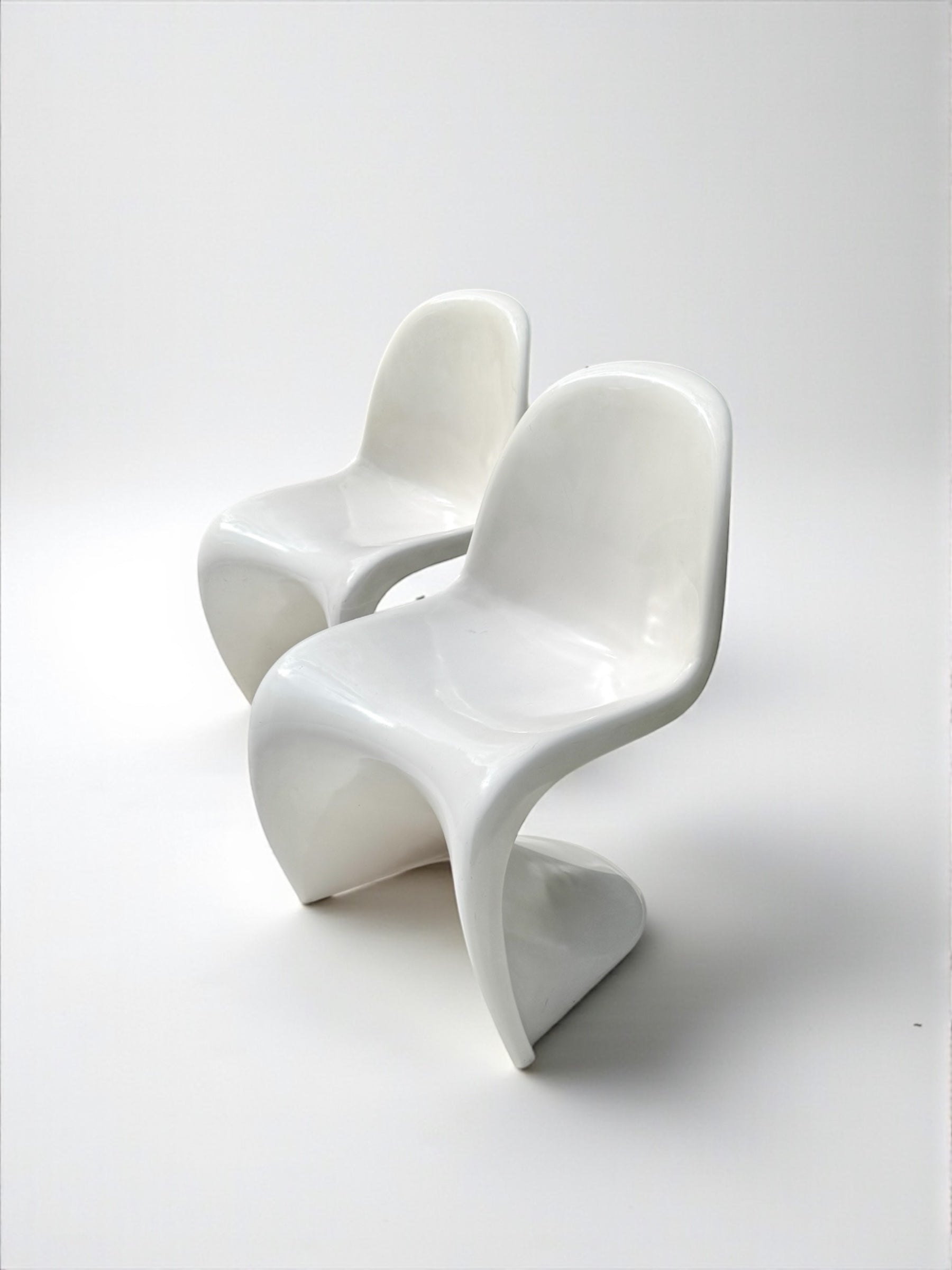 Set_of_2_Panton_Verner_Fibreglass_S_Chairs_in_White_for_Herman_Miller,_W._Germany_1973