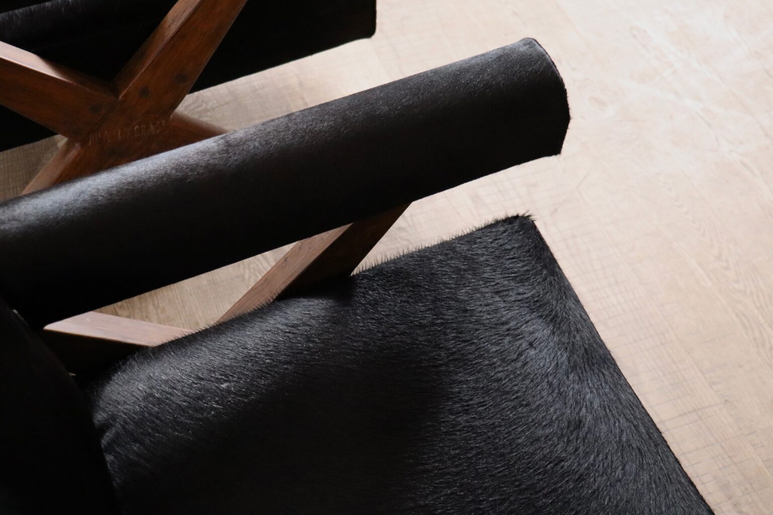 Set_of_2_Pierre_Jeanneret_PJ-SI-48-A_X-Leg_Lounge_Chairs_in_Teak_and_Black_Pony,_Chandigarh,_circa_1960