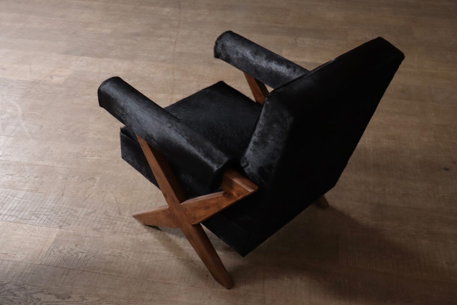 Set_of_2_Pierre_Jeanneret_PJ-SI-48-A_X-Leg_Lounge_Chairs_in_Teak_and_Black_Pony,_Chandigarh,_circa_1960