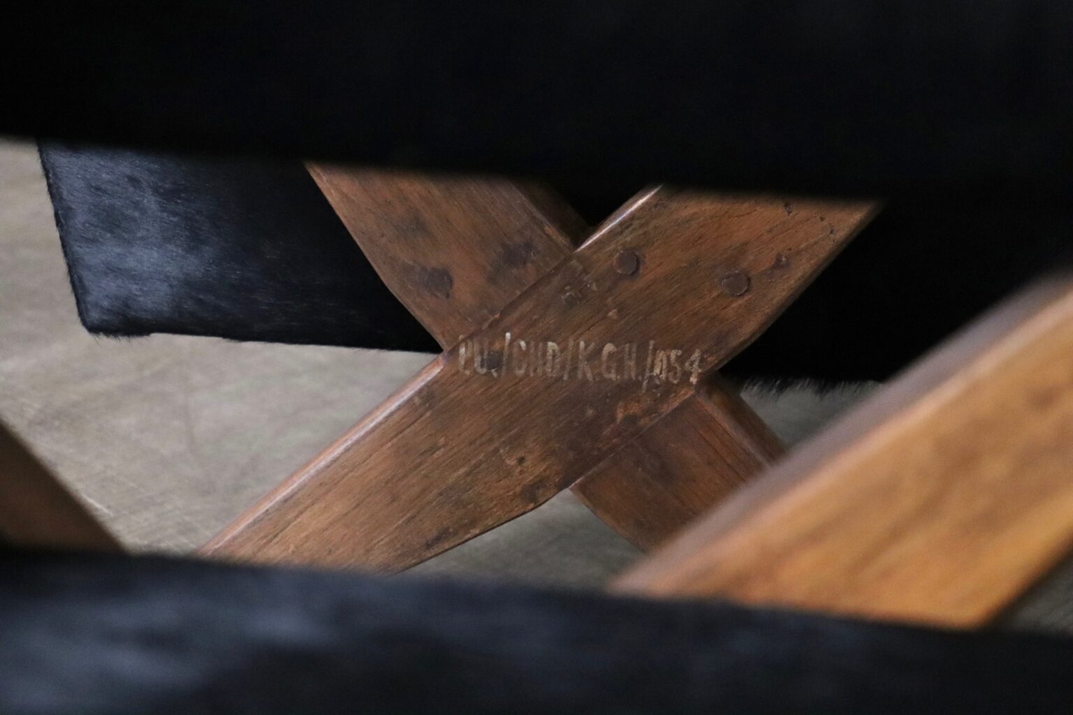 Set_of_2_Pierre_Jeanneret_PJ-SI-48-A_X-Leg_Lounge_Chairs_in_Teak_and_Black_Pony,_Chandigarh,_circa_1960