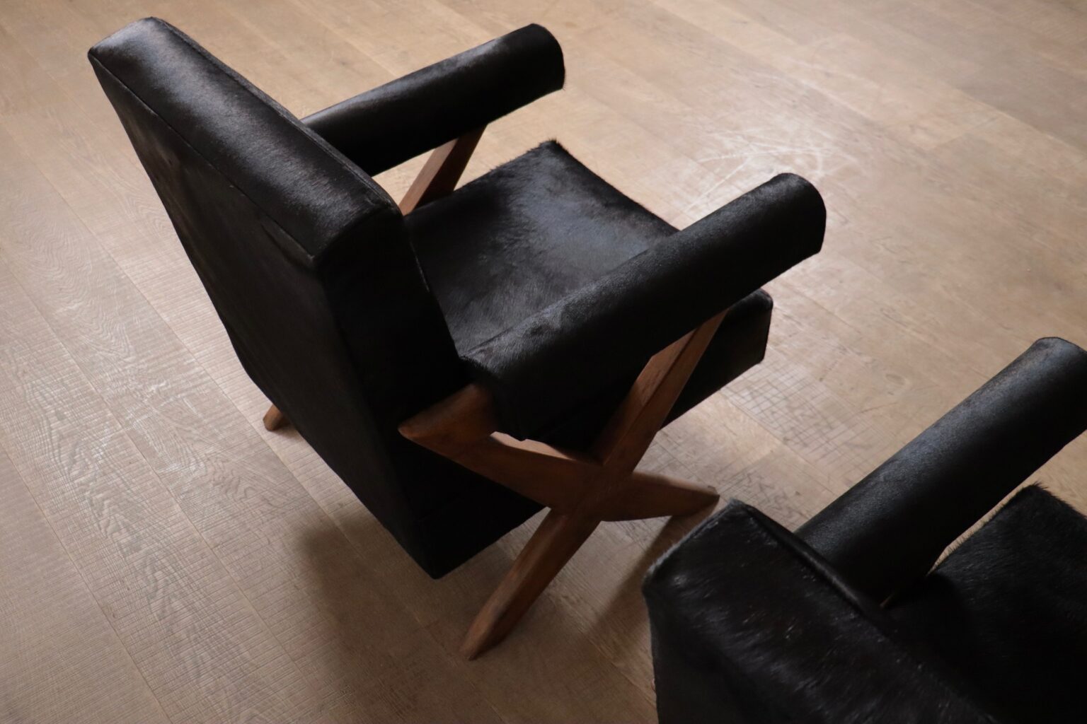 Set_of_2_Pierre_Jeanneret_PJ-SI-48-A_X-Leg_Lounge_Chairs_in_Teak_and_Black_Pony,_Chandigarh,_circa_1960