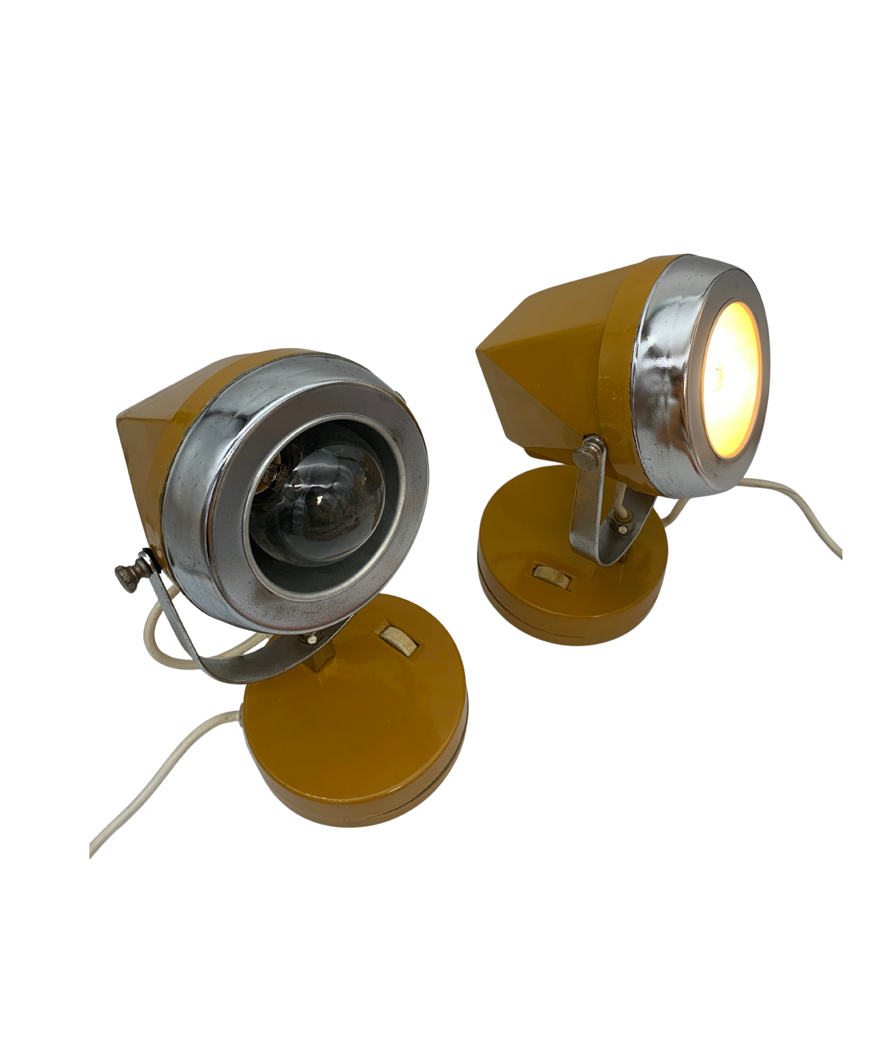 Set_of_2_Space_Age_Table_Lamps_Attributed_to_Reggiani,_Mustard_Yellow_Metal_Spotlights,_Italian_Design,_1970s