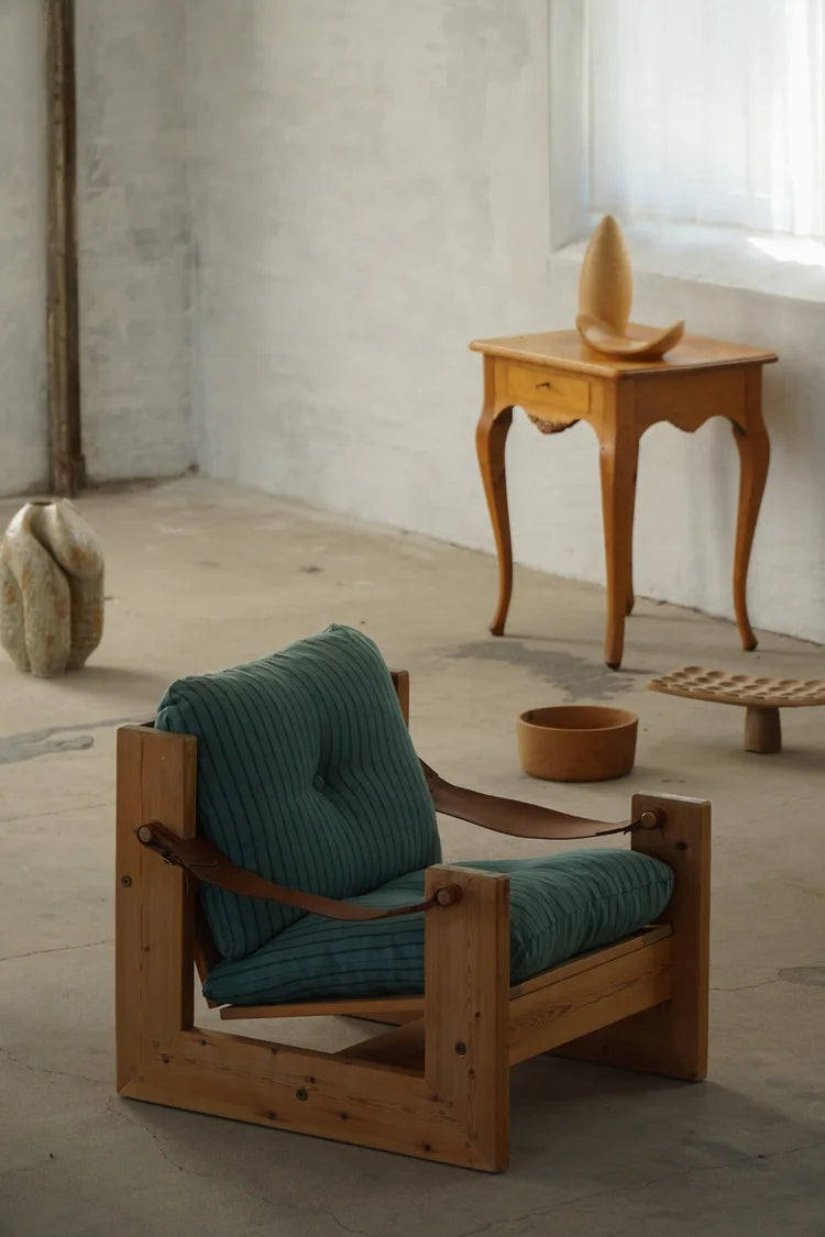 Set_of_2_Swedish_Pine_Lounge_Chairs_with_Leather_Armrests