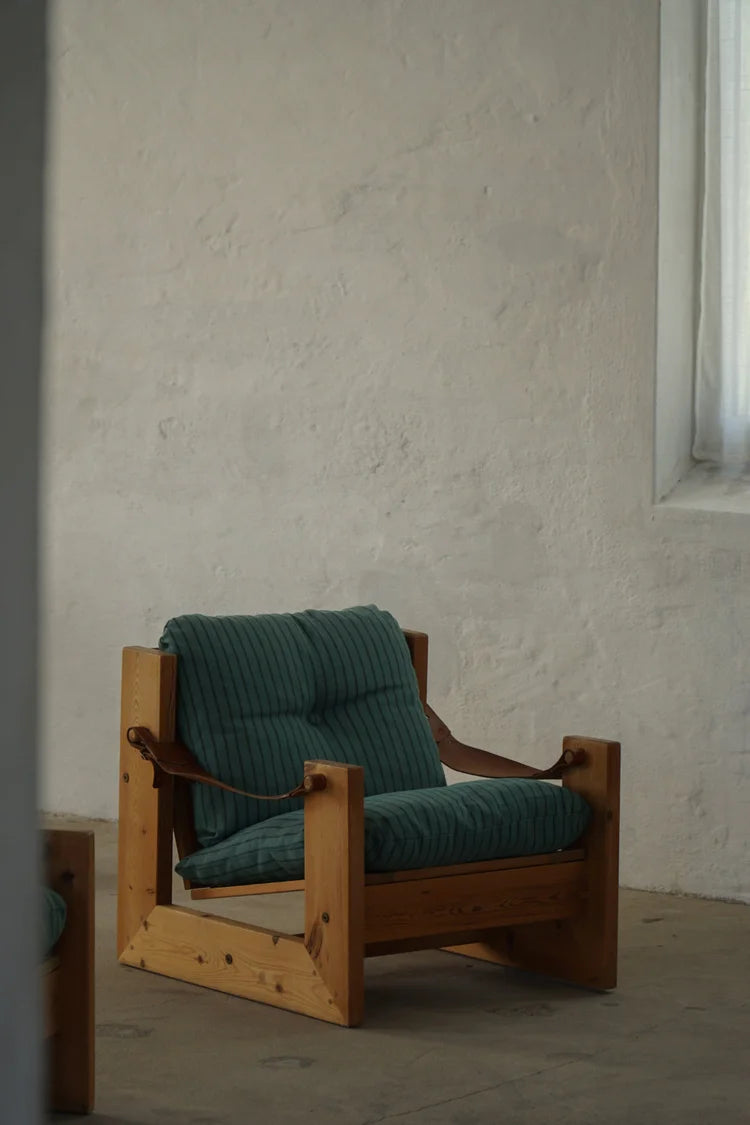 Set_of_2_Swedish_Pine_Lounge_Chairs_with_Leather_Armrests