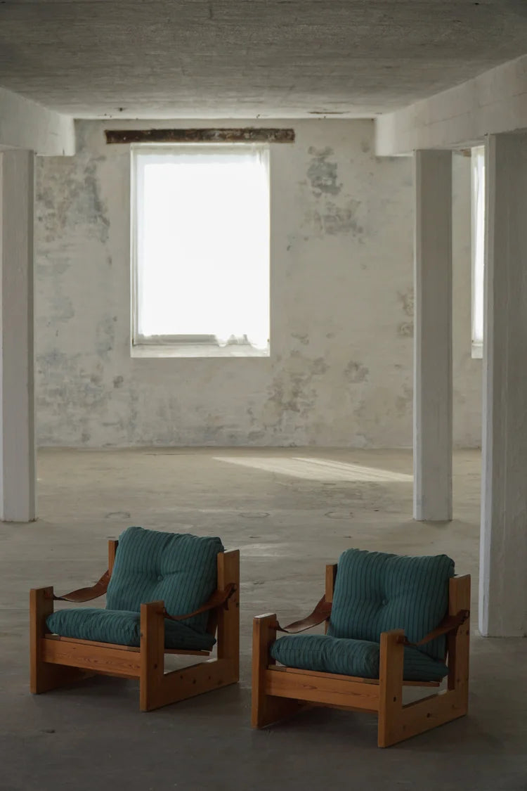 Set_of_2_Swedish_Pine_Lounge_Chairs_with_Leather_Armrests