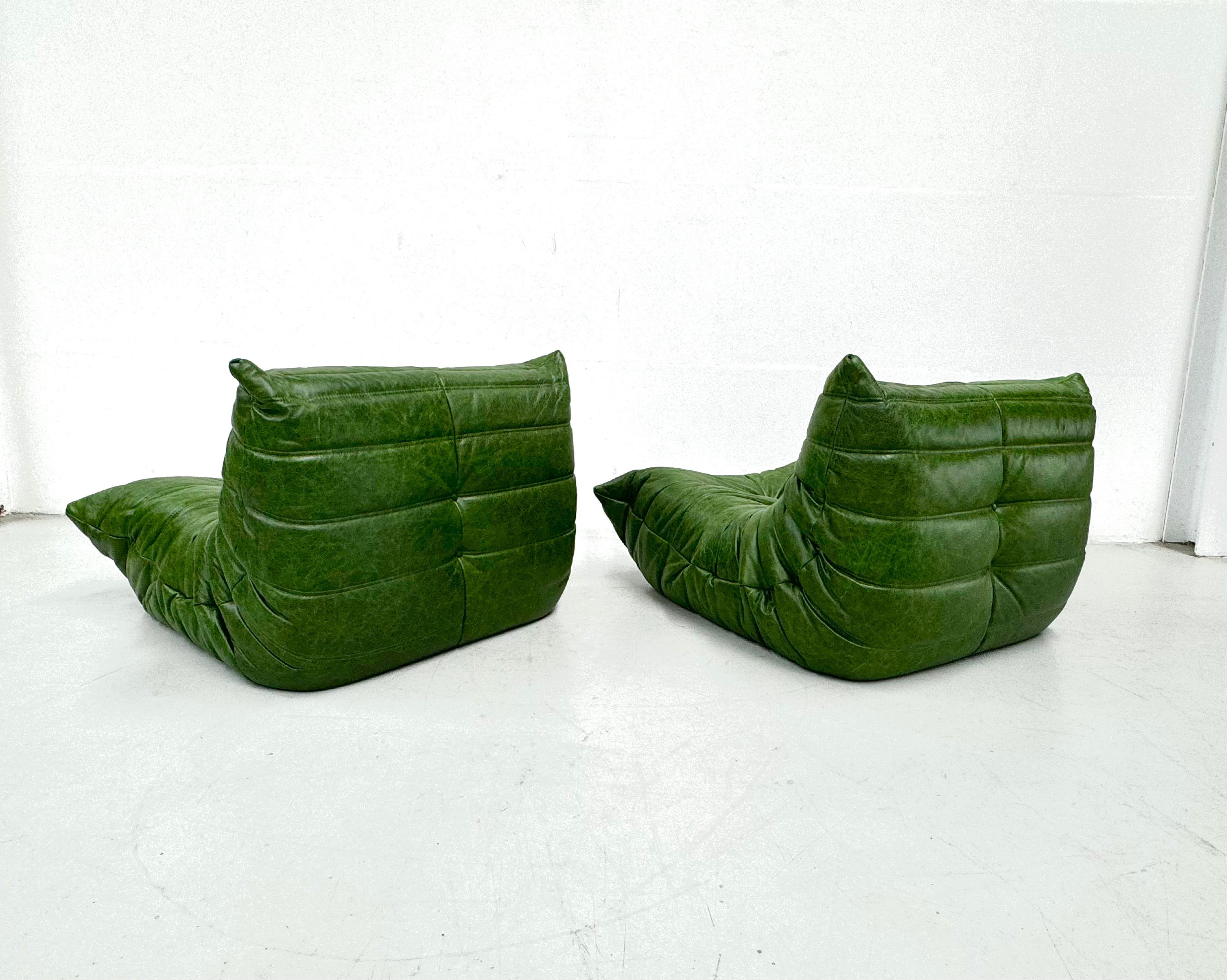 Set_of_2_Togo-Style_Lounge_Chairs_in_Green_Leather,_Attributed_to_Michel_Ducaroy_for_Ligne_Roset
