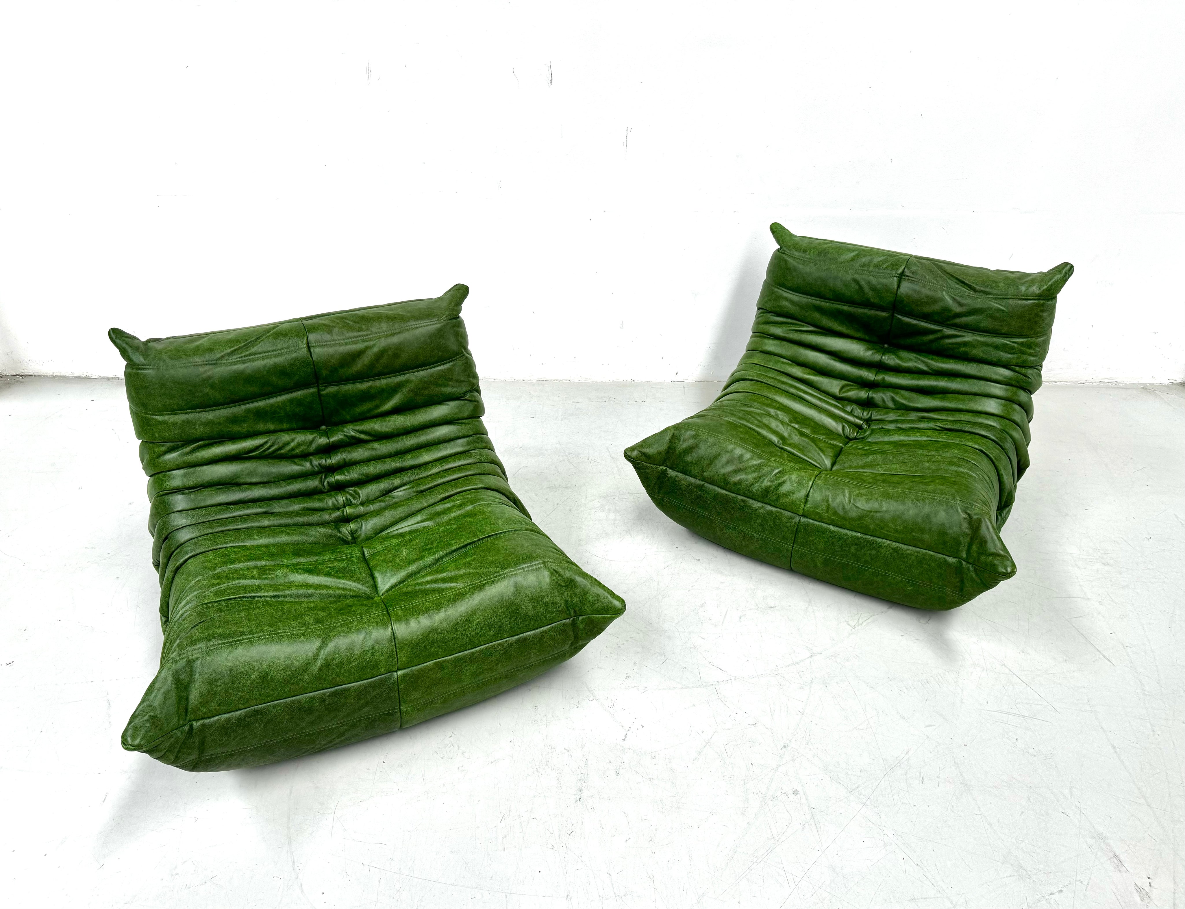 Set_of_2_Togo-Style_Lounge_Chairs_in_Green_Leather,_Attributed_to_Michel_Ducaroy_for_Ligne_Roset