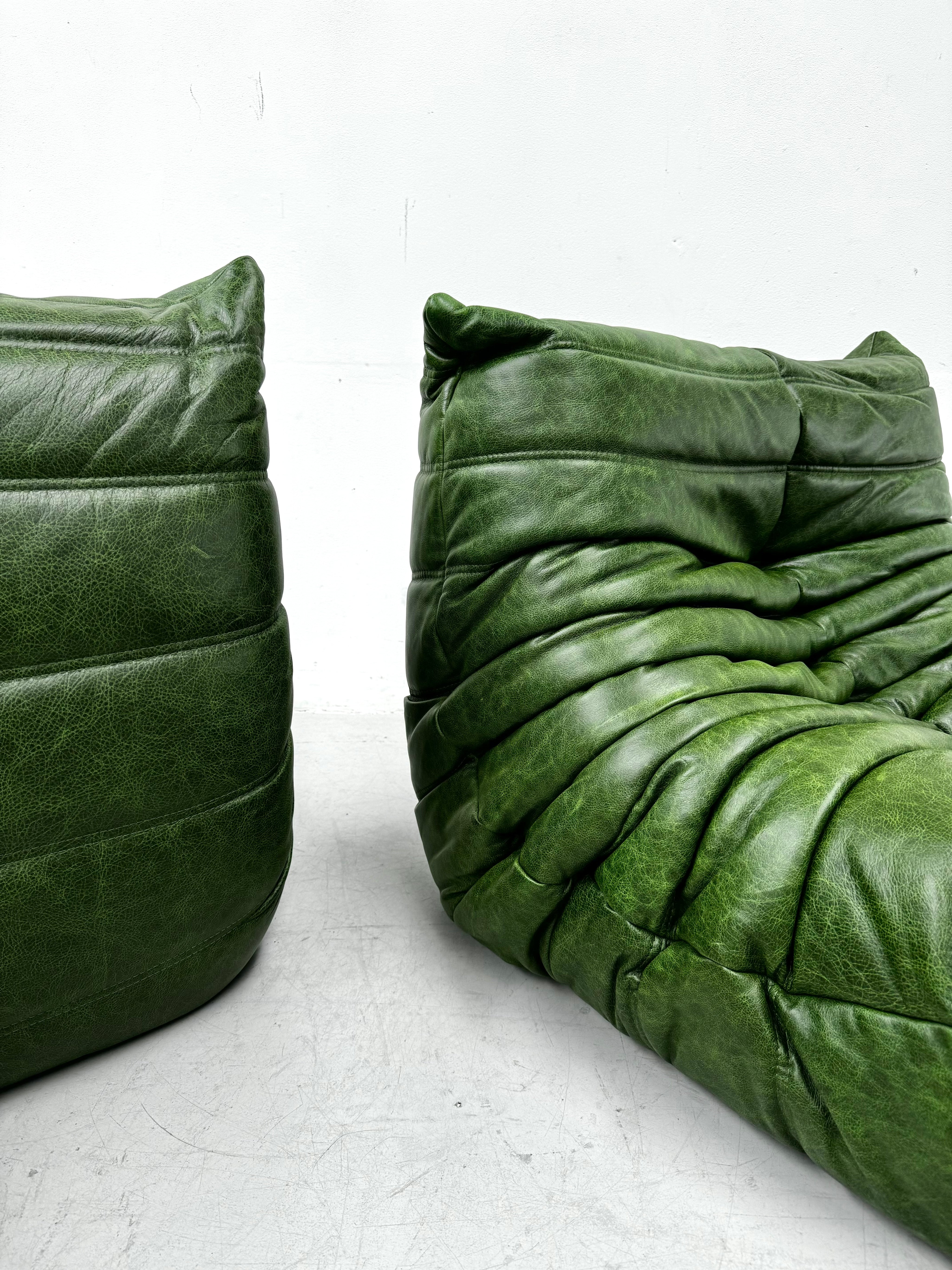 Set_of_2_Togo-Style_Lounge_Chairs_in_Green_Leather,_Attributed_to_Michel_Ducaroy_for_Ligne_Roset