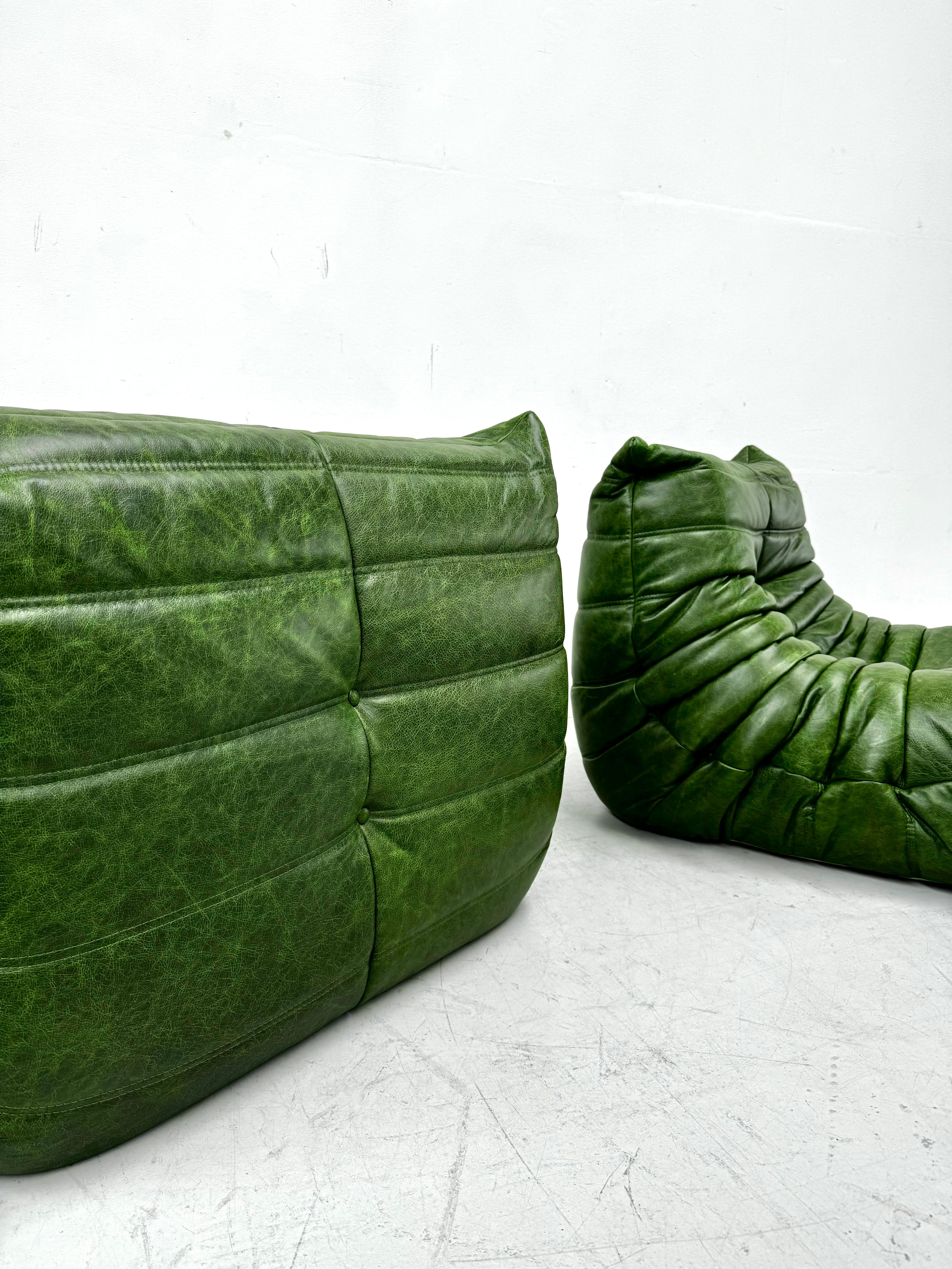 Set_of_2_Togo-Style_Lounge_Chairs_in_Green_Leather,_Attributed_to_Michel_Ducaroy_for_Ligne_Roset