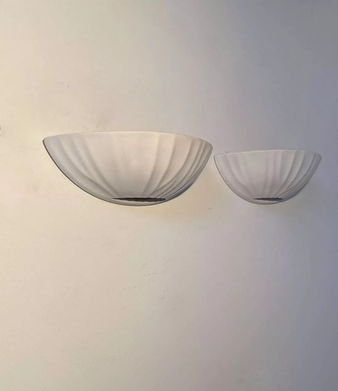 Set_of_2_Vintage_Shell_Wall_Sconces_in_Matte_White,_France_1970s